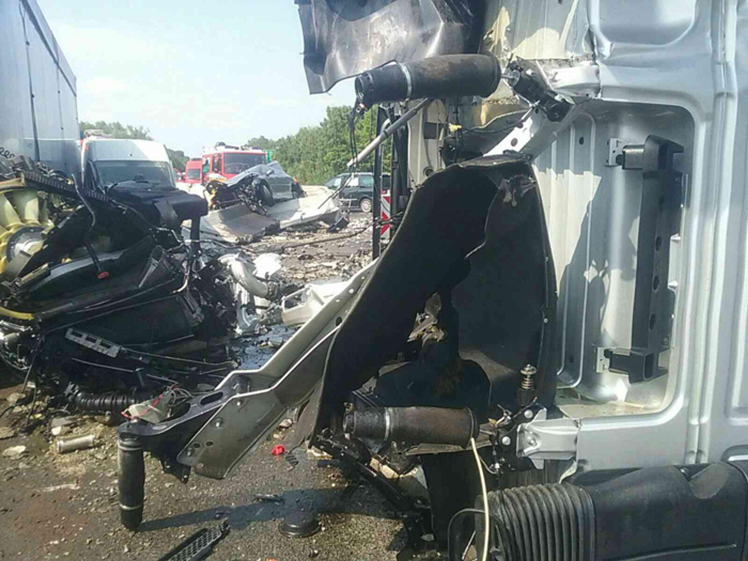 Nehoda kamiónu, dodávky a osobného auta na D1 pri Červeníku.