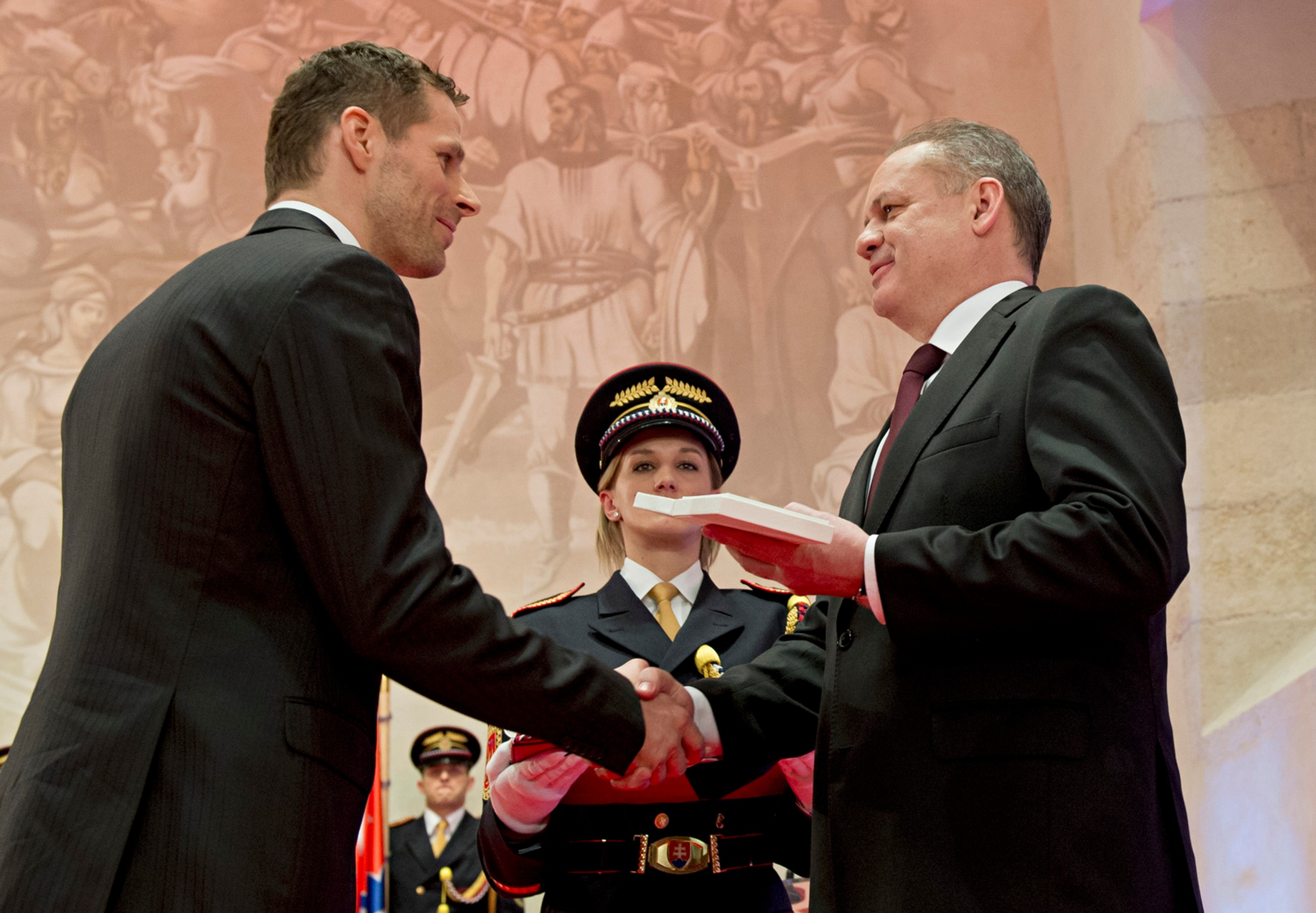 Michal Handzuš preberá Medailu prezidenta SR z rúk Andreja Kisku.