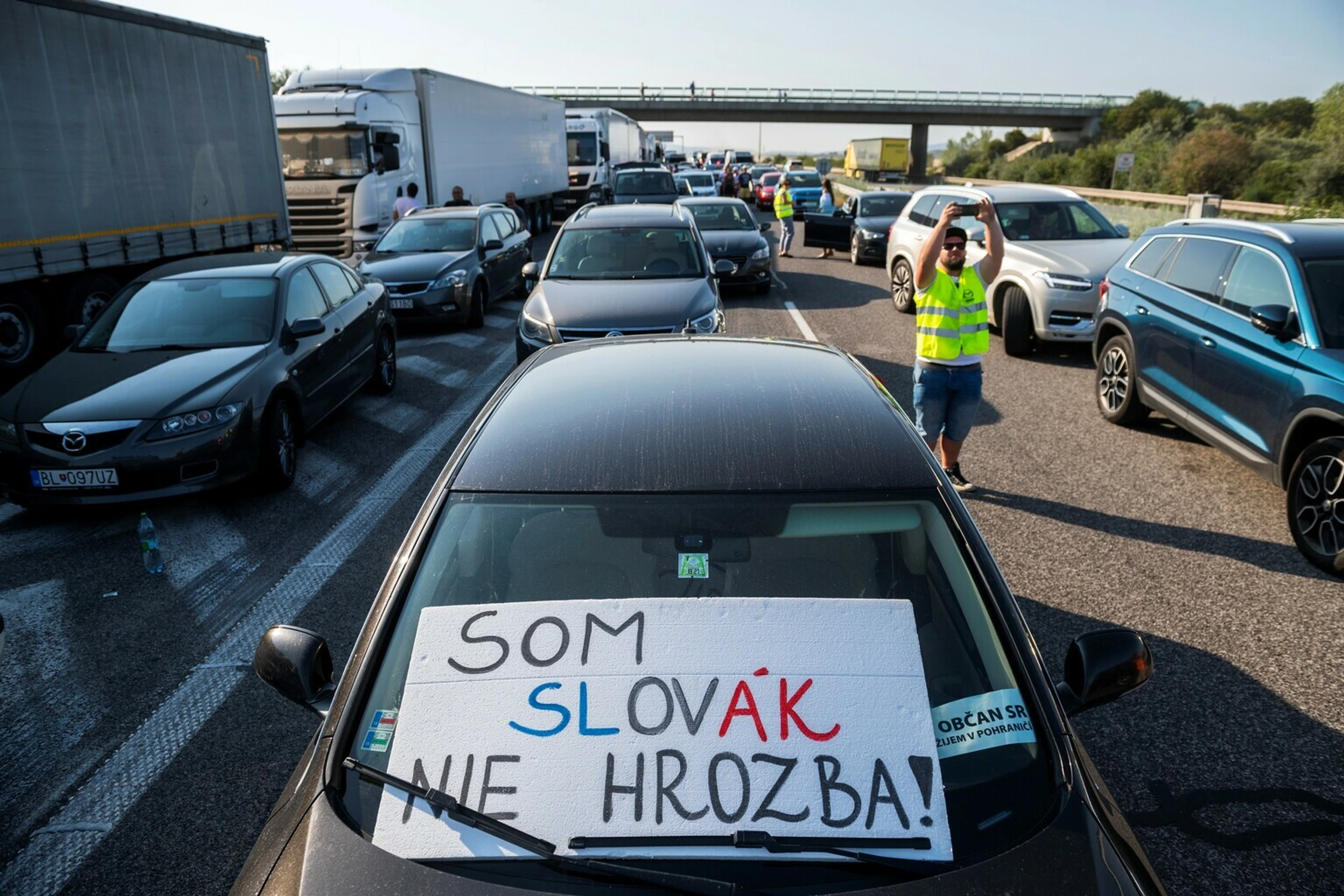 Na snímke pendleri blokujú diaľničný hraničný priechod Čunovo-Rajka.