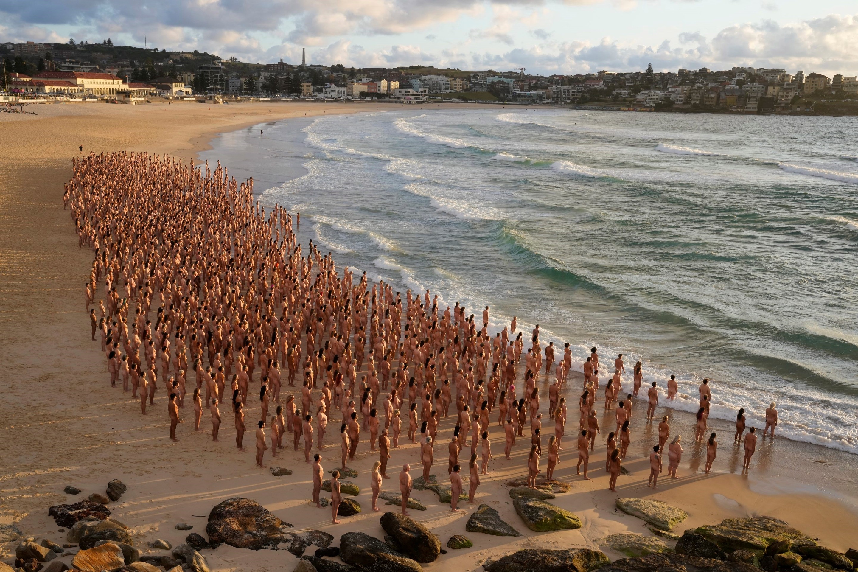 Naháči na Bondi Beach.