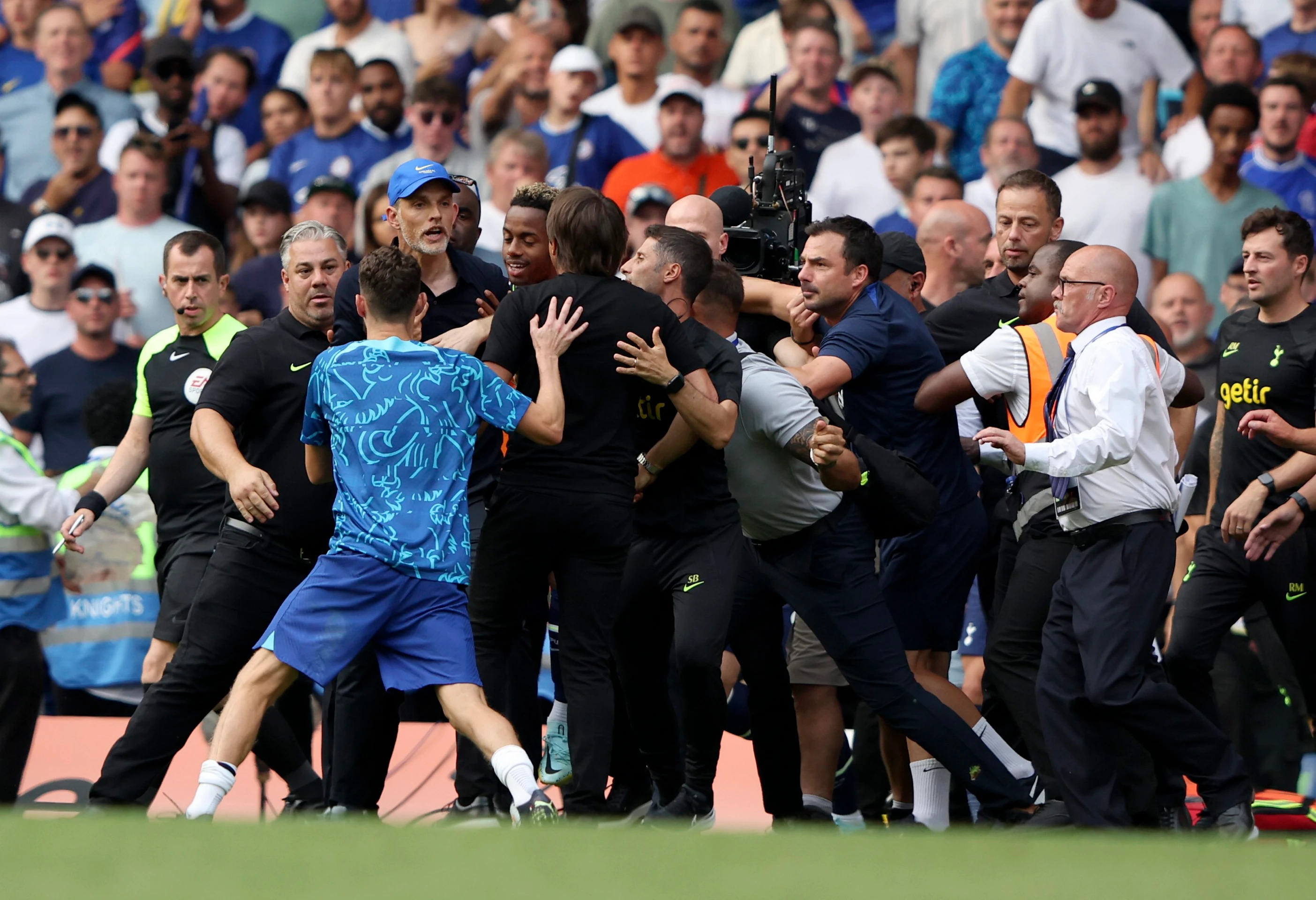 Kouč Chelsea Thomas Tuchel v šarvátke s náprotivkom z Tottenhamu Antoniom Contem.