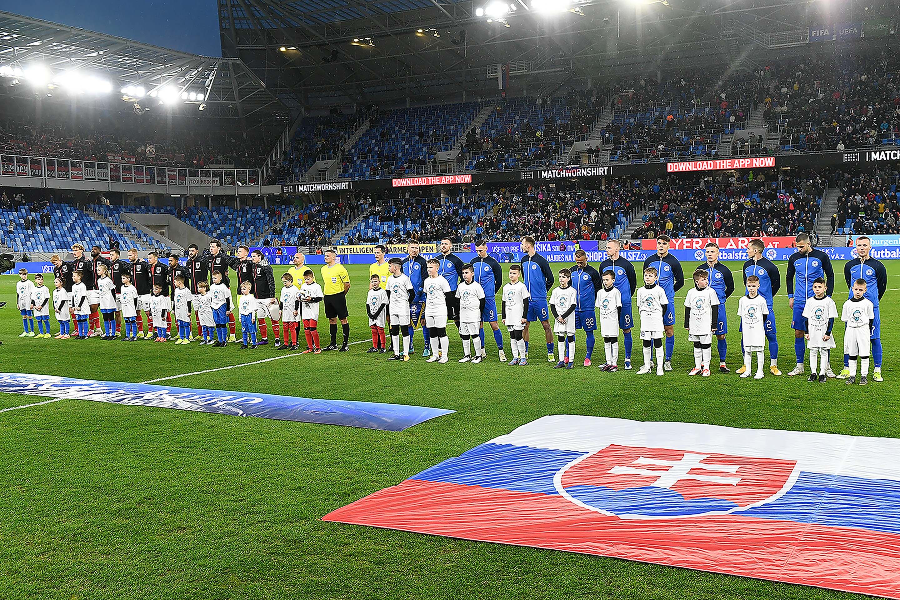 Slovenský reprezentačný tím pred začiatkom prípravného futbalového zápasu