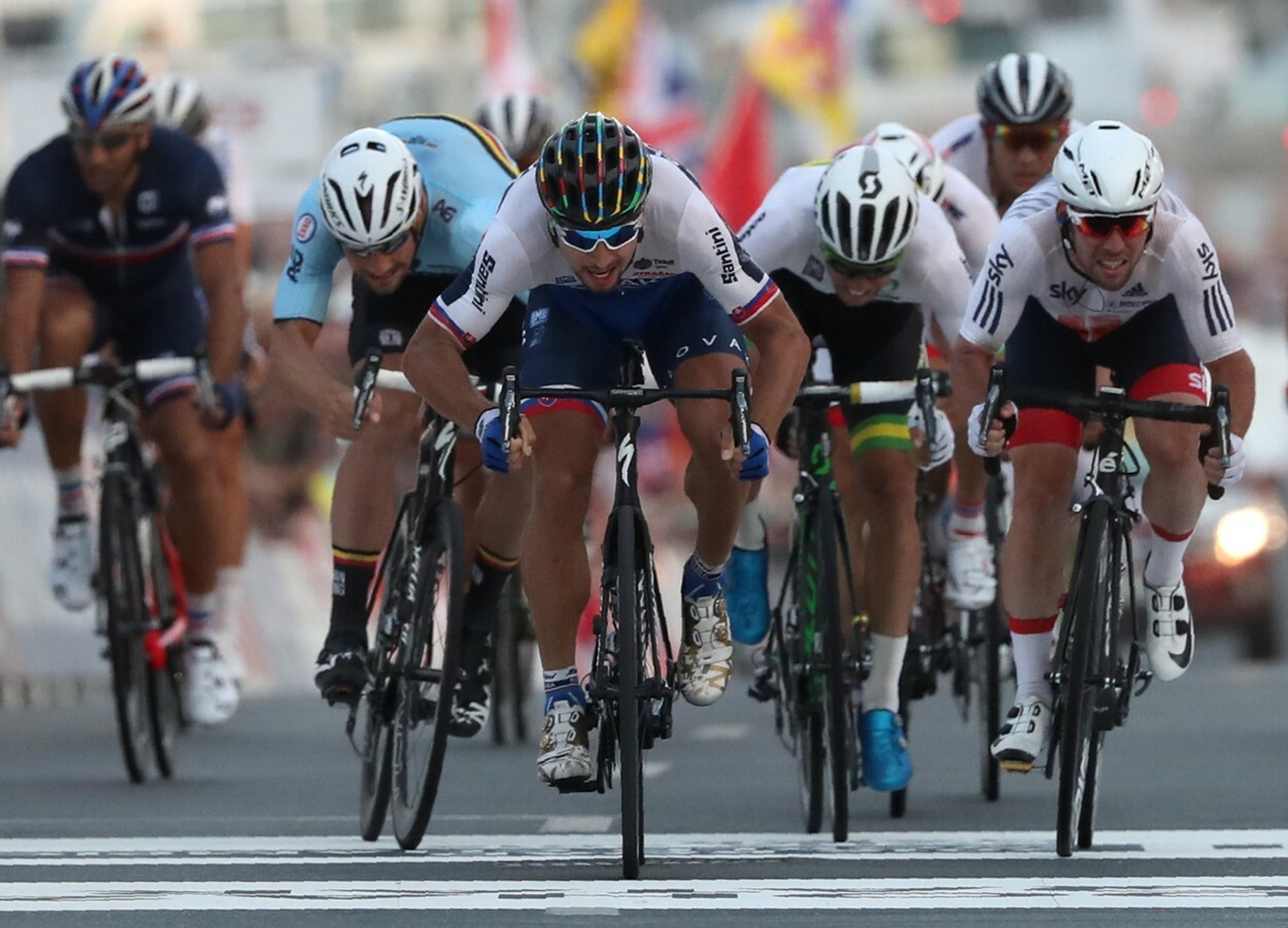 Peter Sagan pretína cieľovú čiaru ako prvý a stáva sa majstrom sveta druhýkrát za sebou.