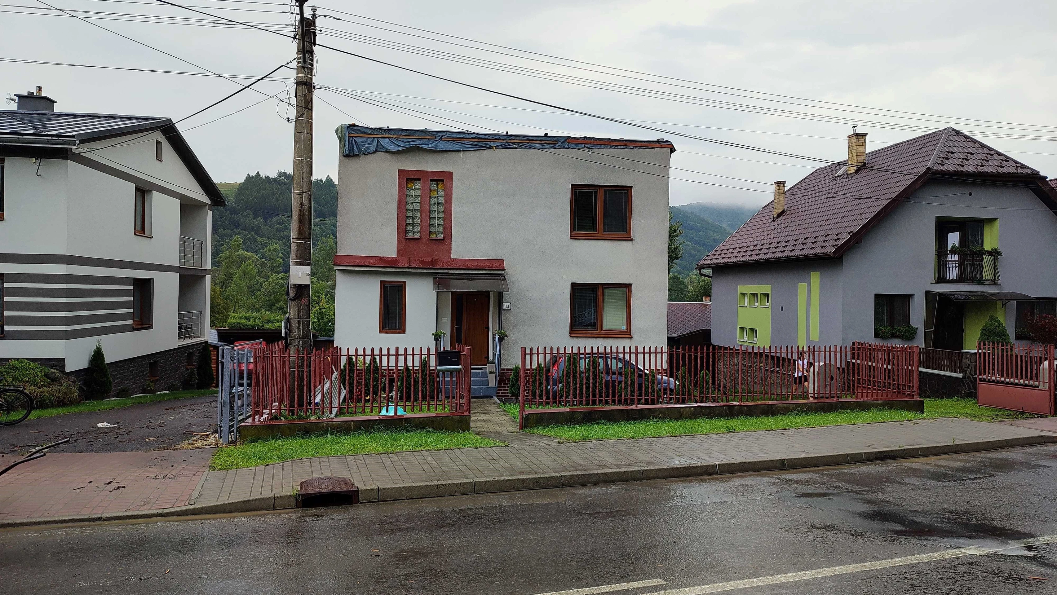 Strhnutá strecha z rodinného domu v obci Hankovce.