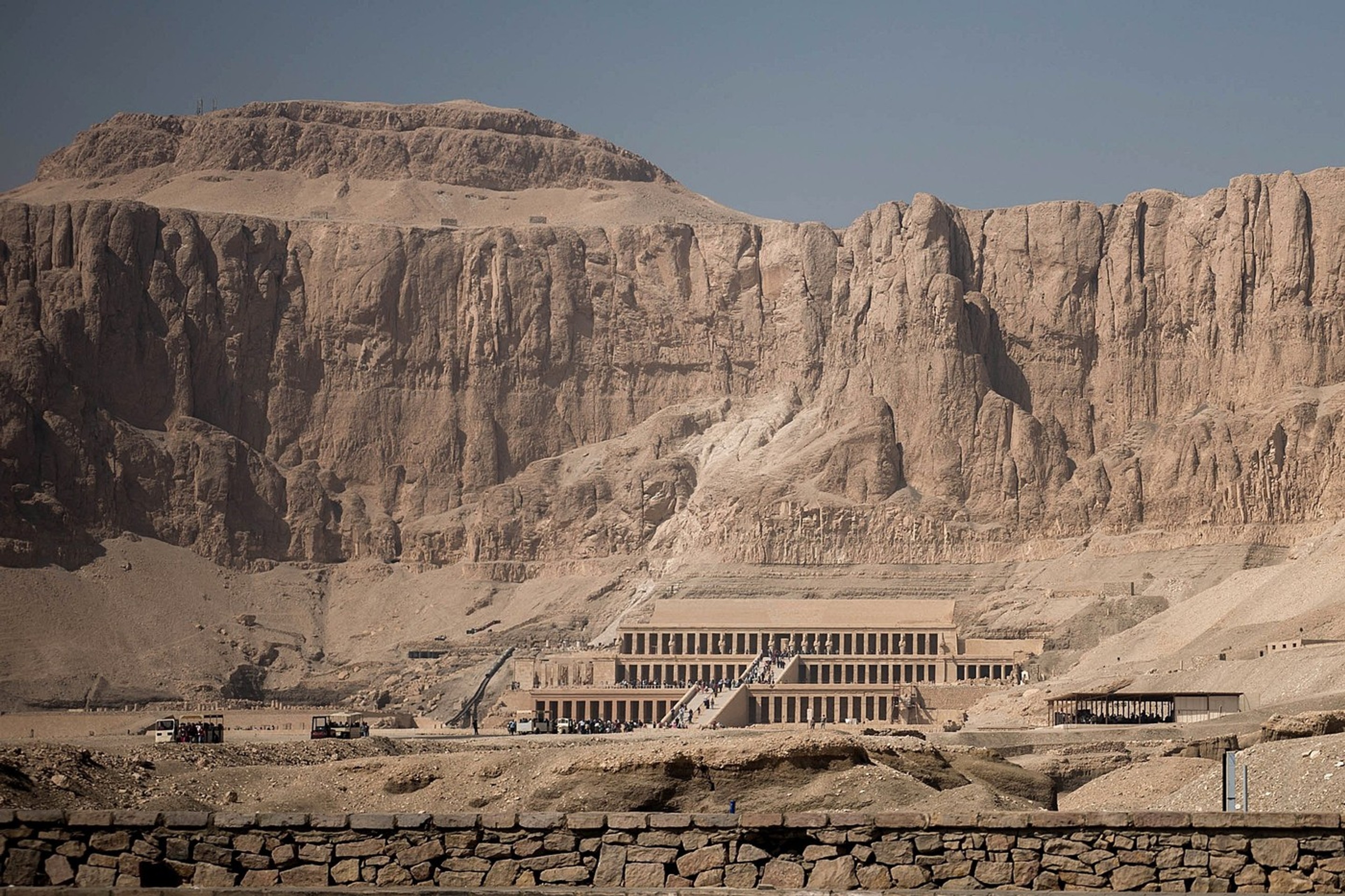 Múmiu objavili v drevenej rakve neďaleko hrobky Senmut v Egypte.