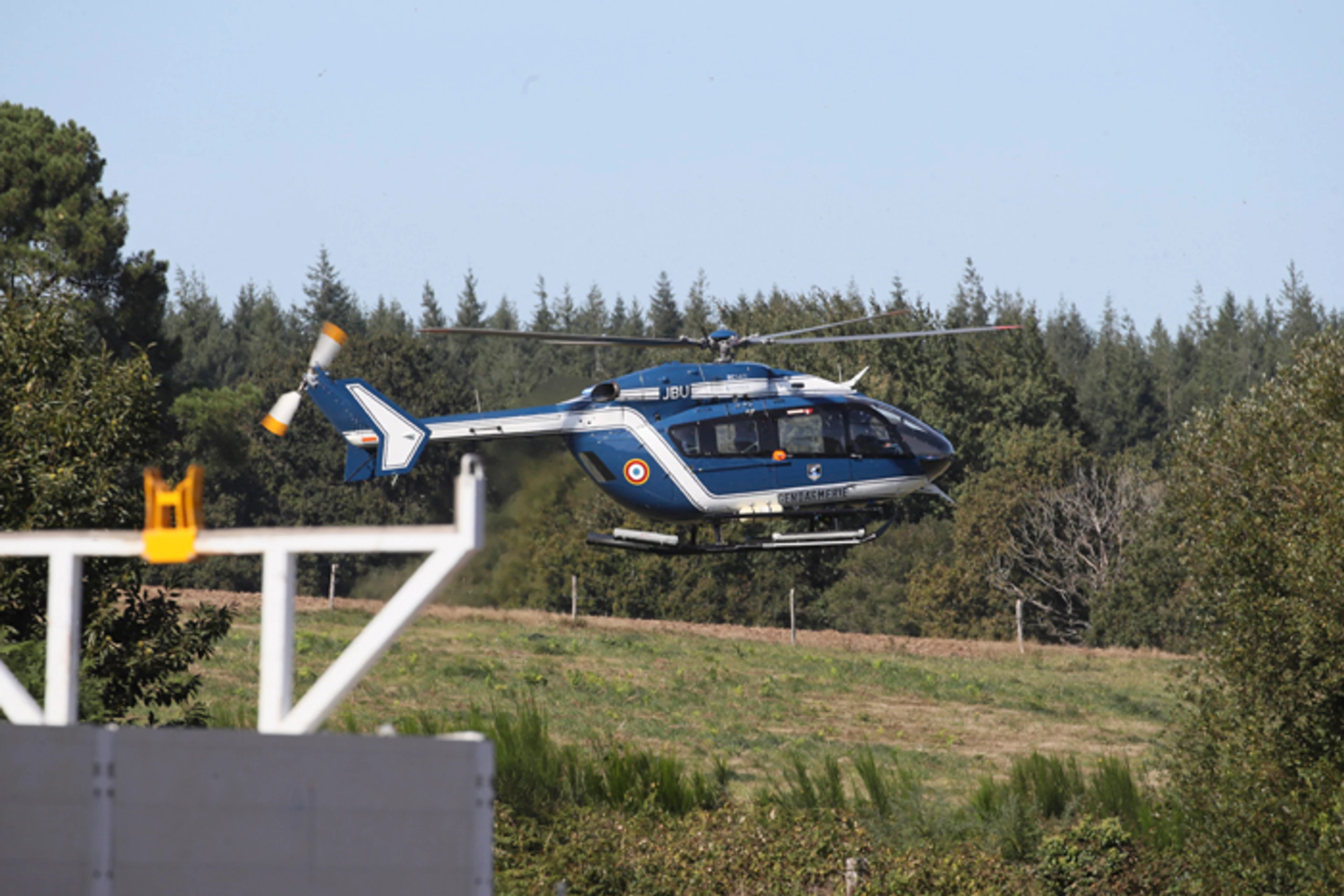 Policajti hladkujú na mieste, kde sa zrútila belgická stíhačka F-16.