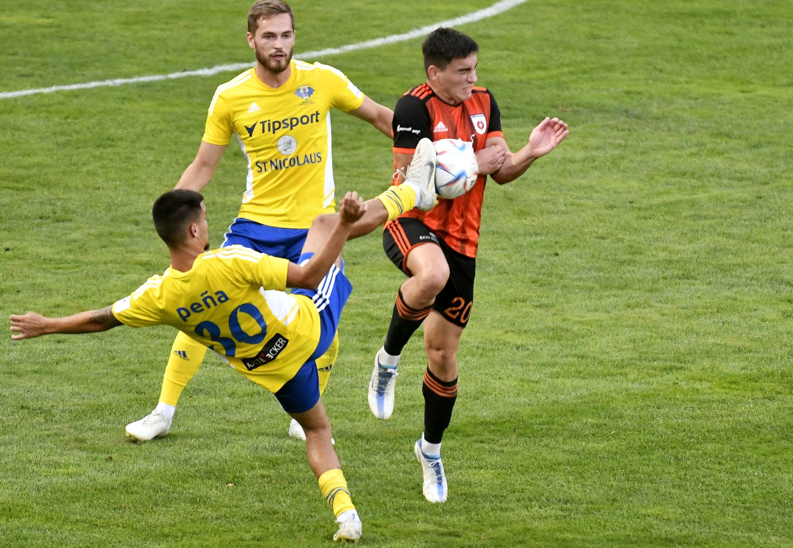 Zľava hráči Michaloviec Brian Perez a Juraj Kotula a Gabriel Halabrín z Ružomberka v zápase 8. kola Fortuna ligy.