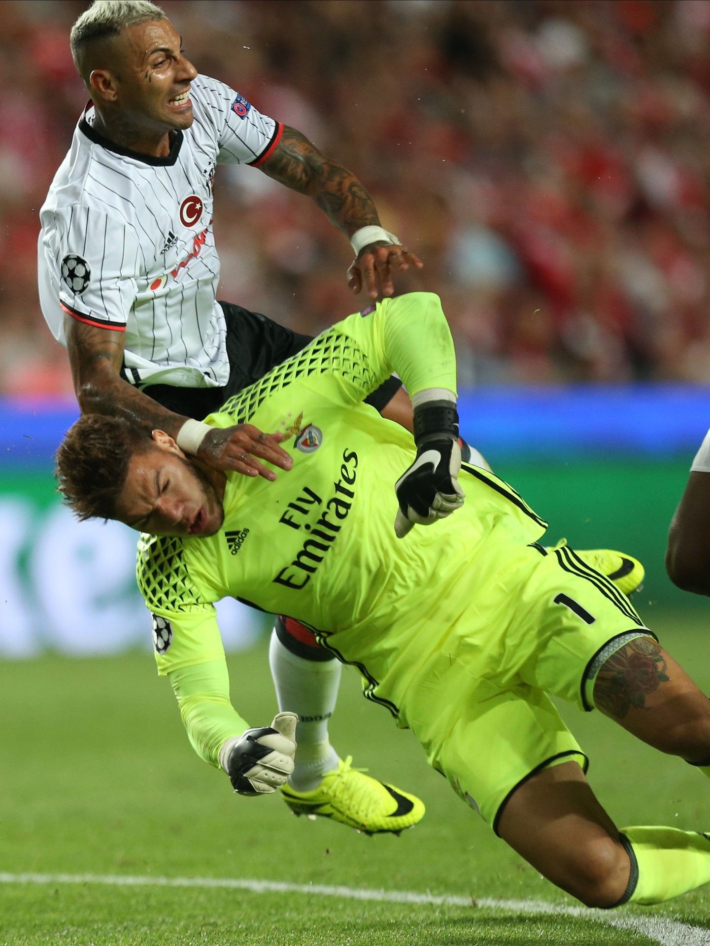 Kométa Bayernu Mníchov Renato Sanches sa modlí po nástupe na trávnik v dueli LM proti FK Rostov.