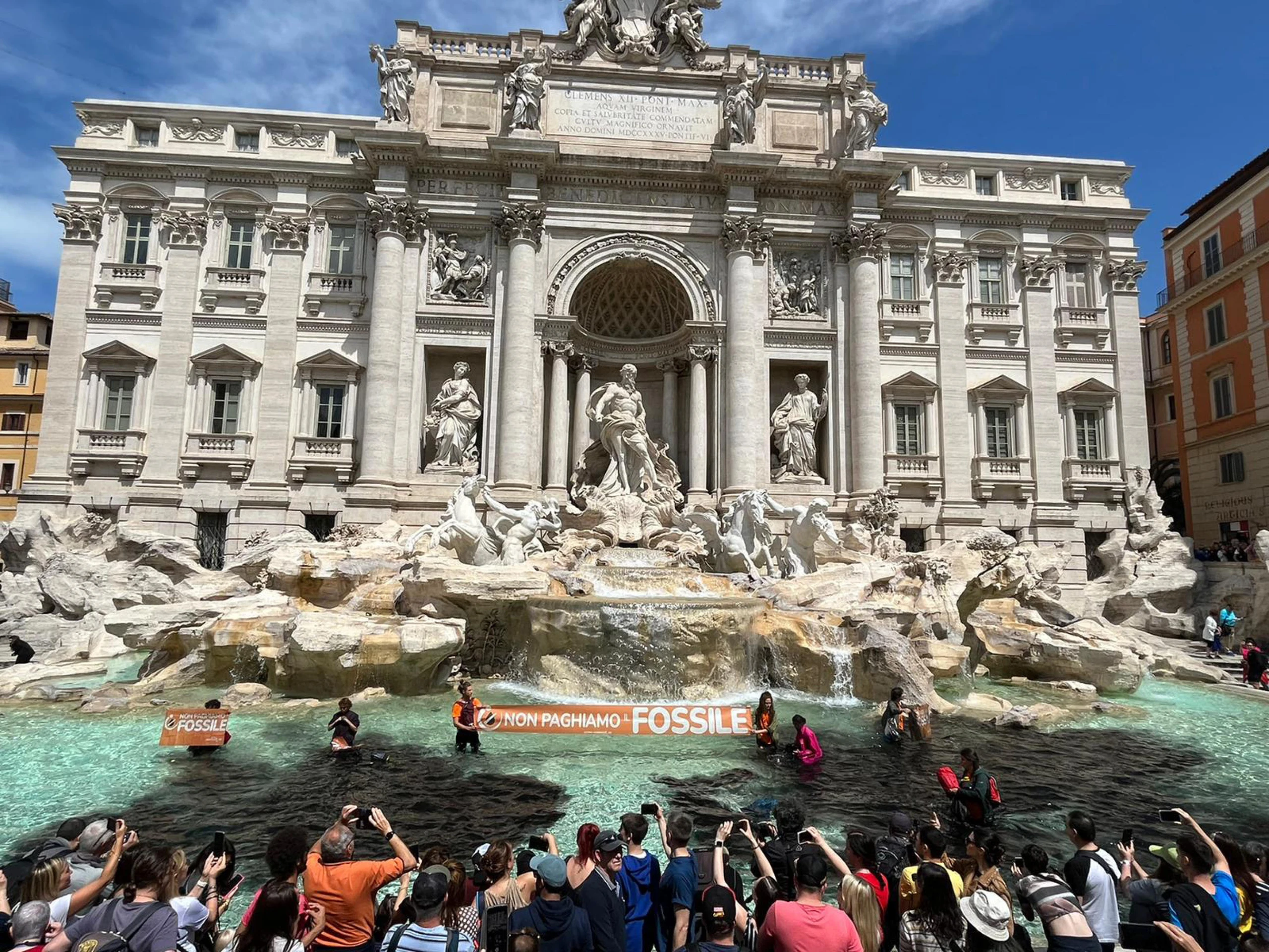 Protest klimatických aktivistov vo Fontáne di Trevi v Ríme.