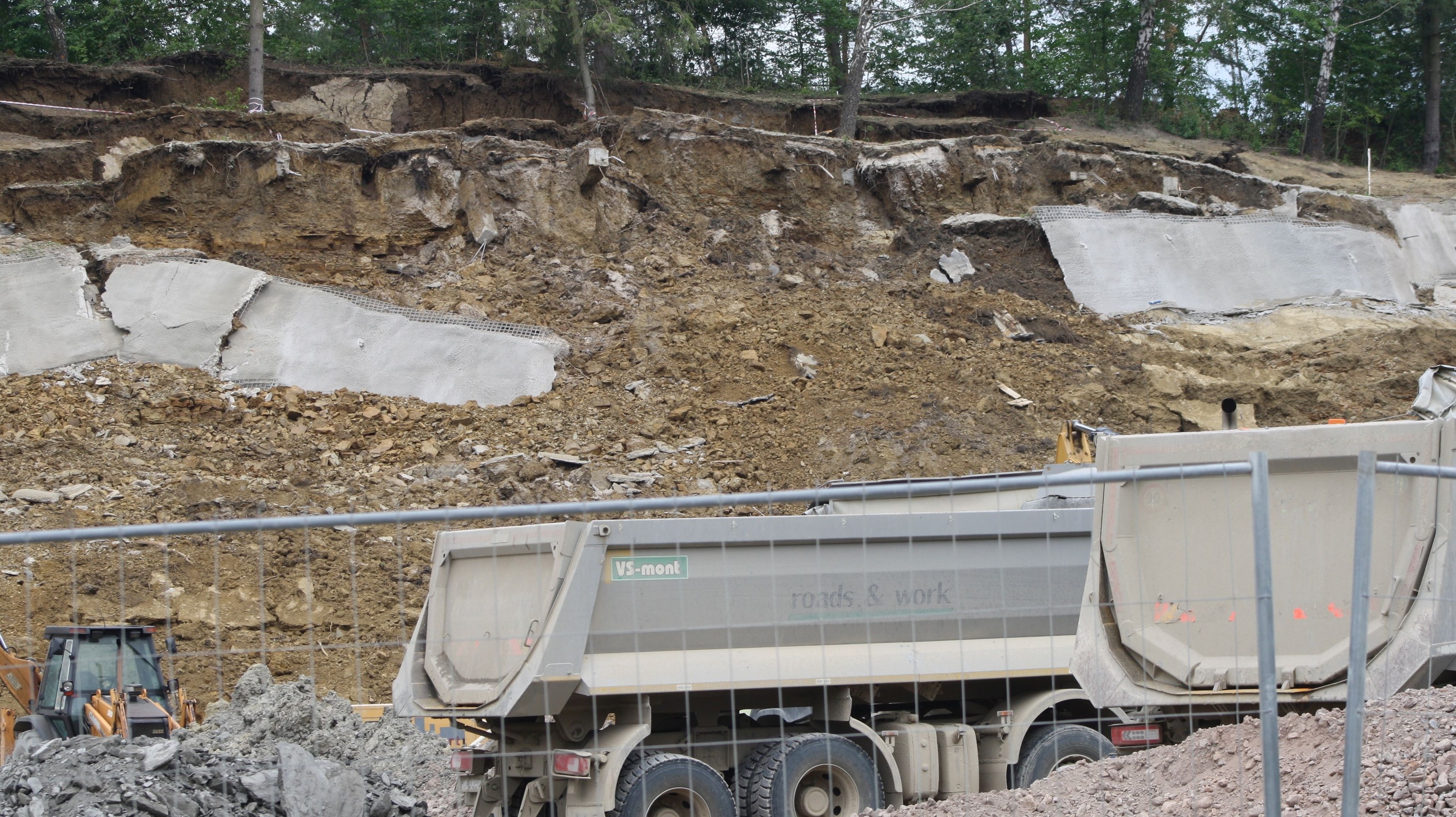 Na snímke zosuv pôdy na stavbe obchodného centra na Ulici Okružná v meste Handlová.