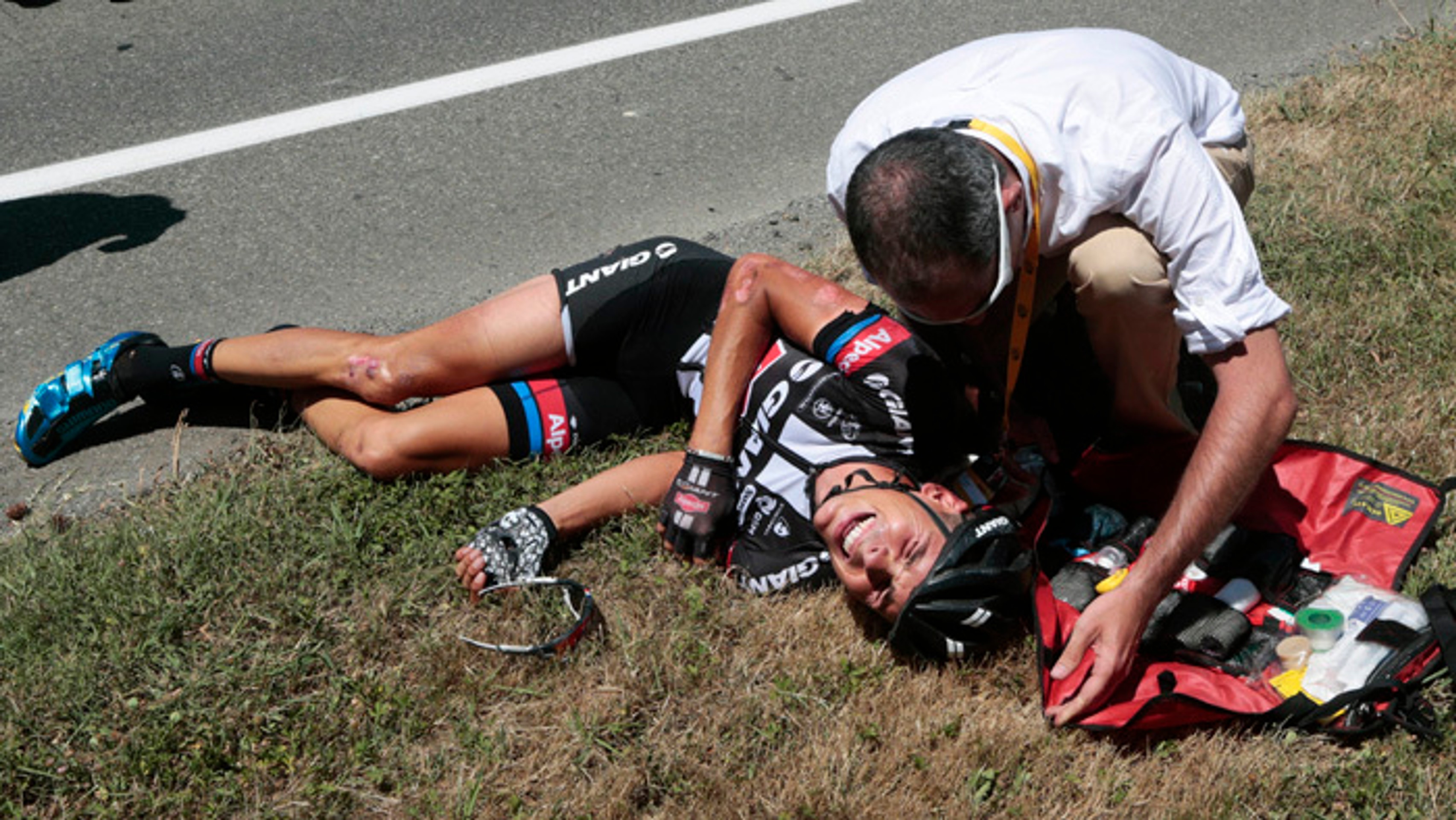 Francúzskeho cyklistu Warrena Barguila ošetrujú po páde na 10. etape na TdF z Tarbes do La Pierre-Saint-Martin. 