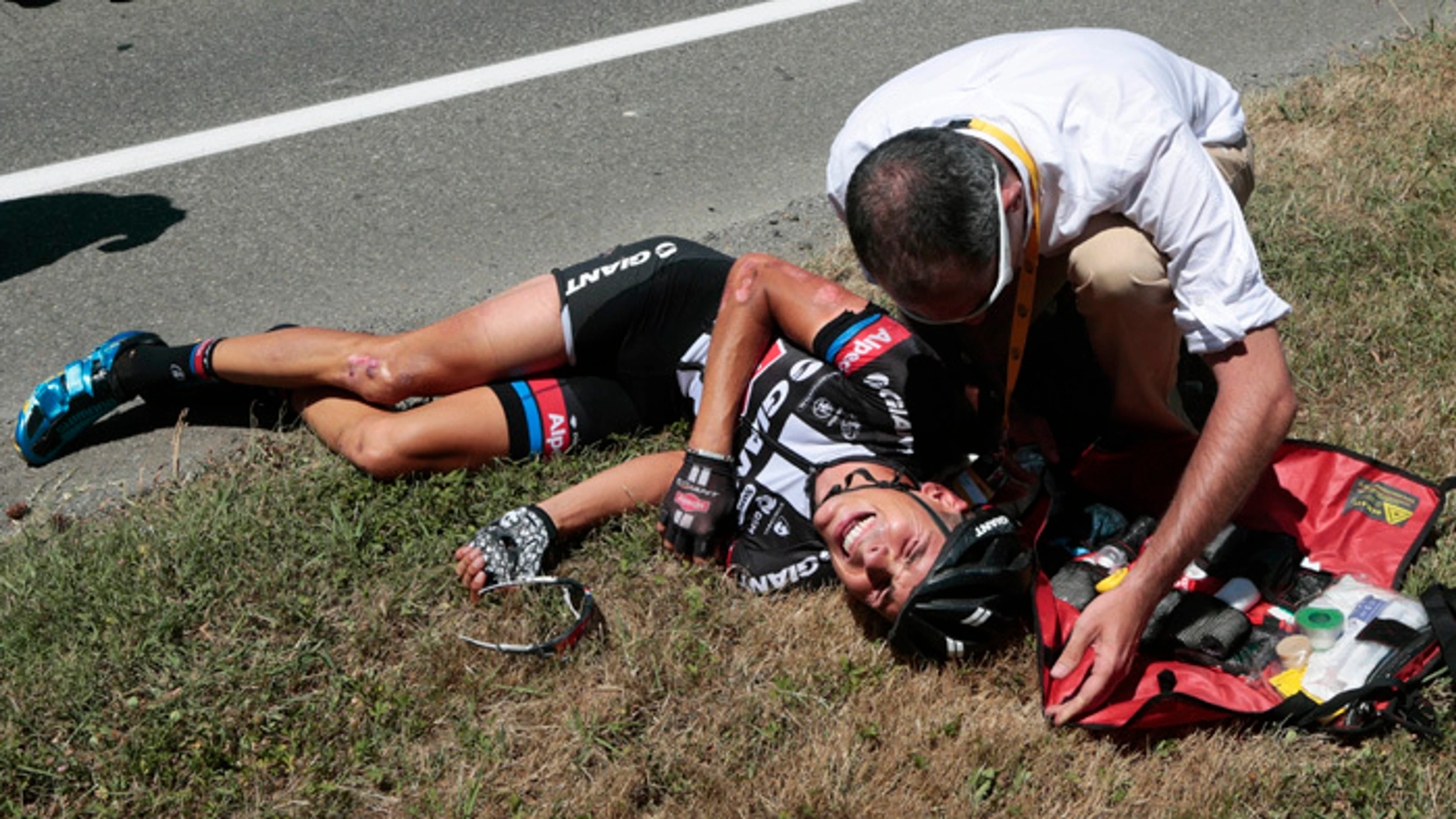 Francúzskeho cyklistu Warrena Barguila ošetrujú po páde na 10. etape na TdF z Tarbes do La Pierre-Saint-Martin. 