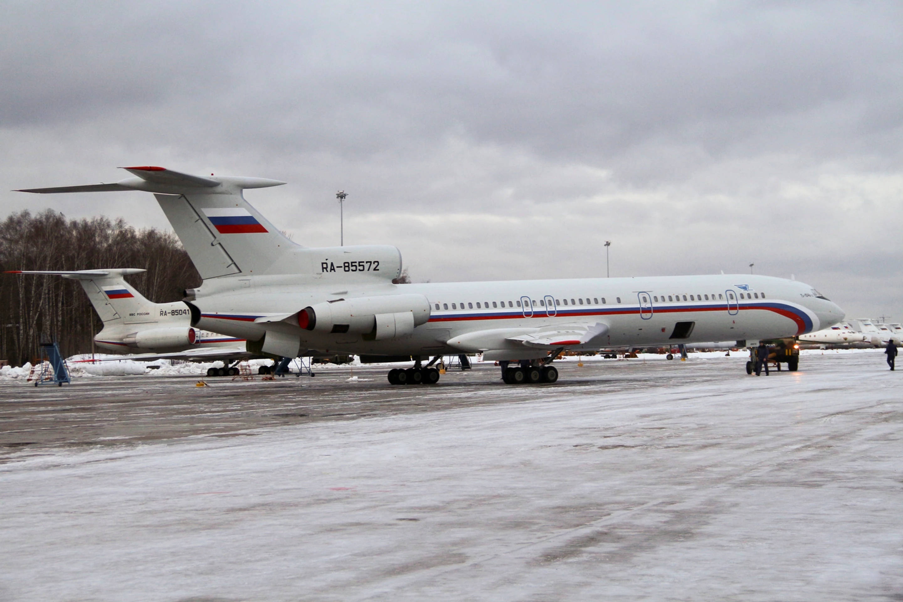 Na archívnej snímke z 15. januára 2015 lietadlo typu Tu-154 s registračným číslom RA-85572 na letisku neďaleko Moskvy.