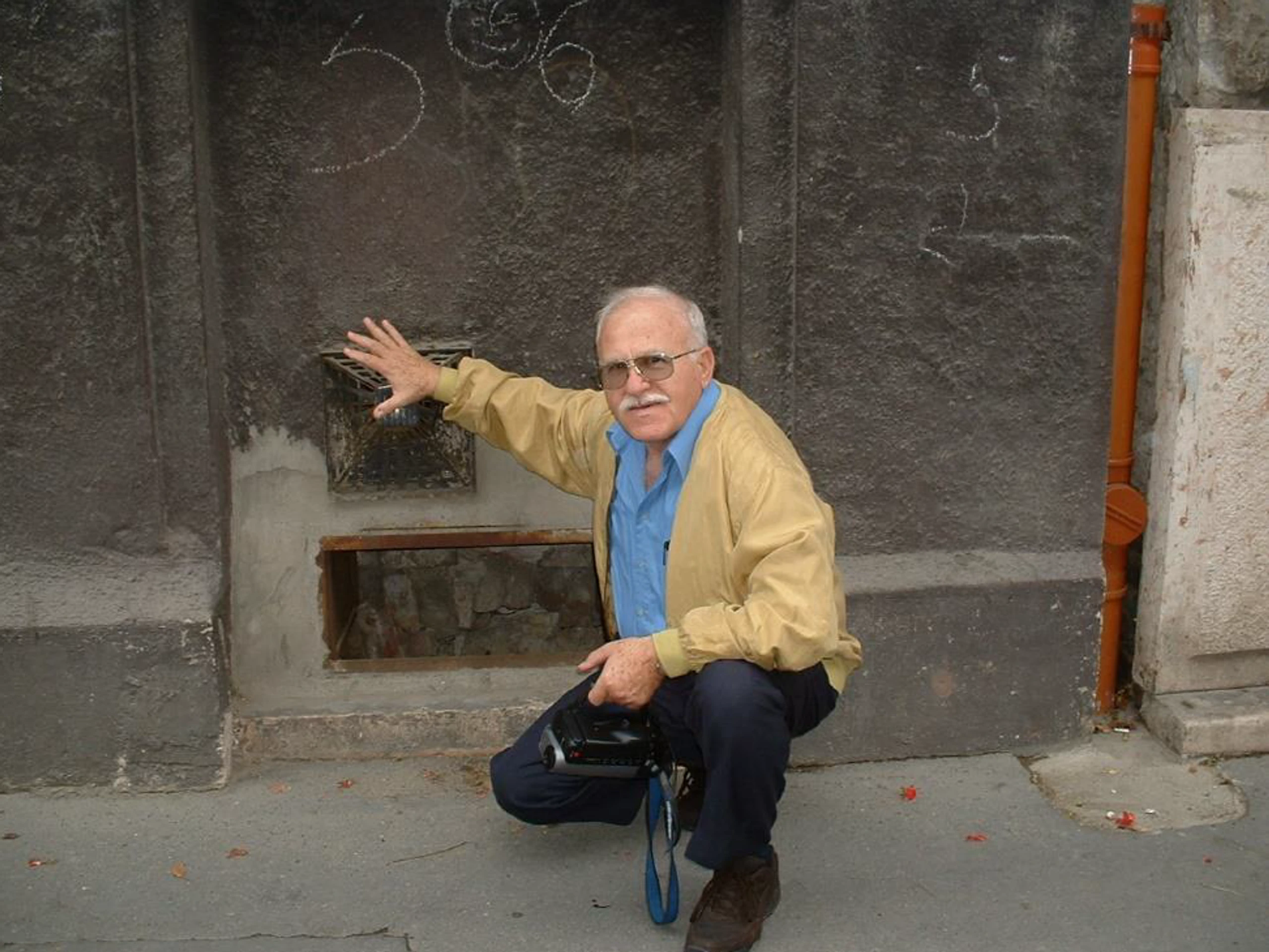 Peter Dansky pri dome, kde sa ukrýval v Budapešti.