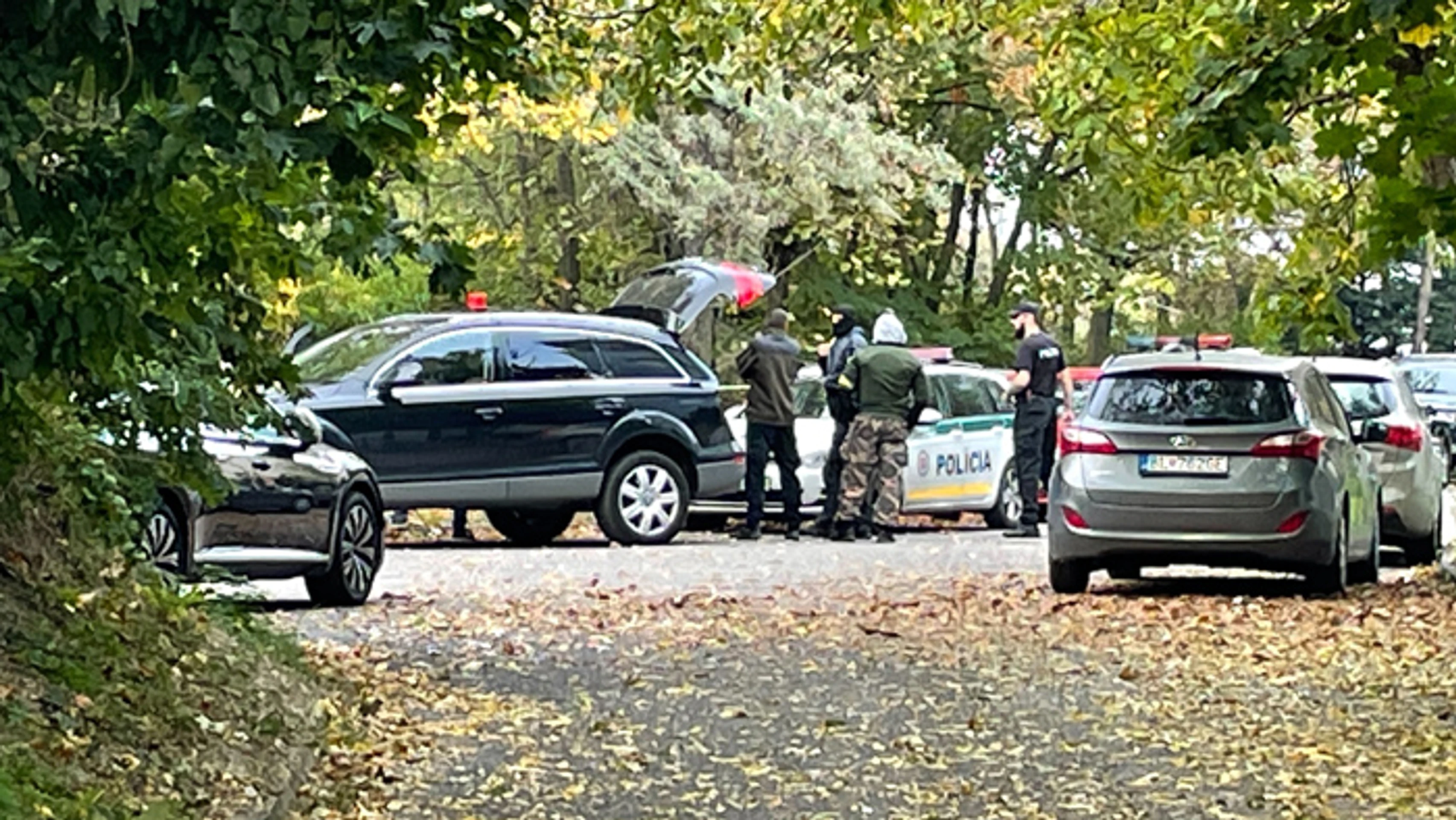 Polícia zaistila miesto, na ktorom našli telo strelca.