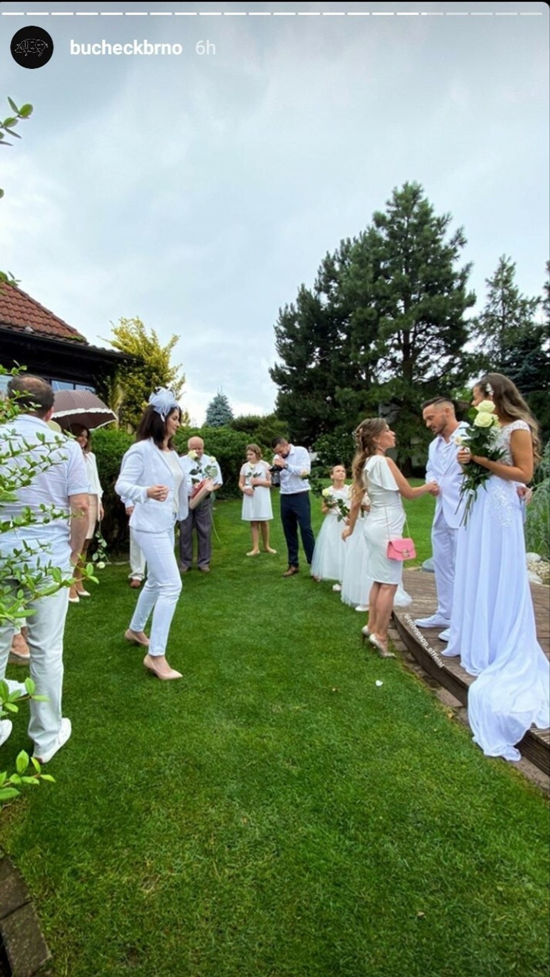 Slovenský spevák sa druhýkrát oženil. On aj manželka v bielom