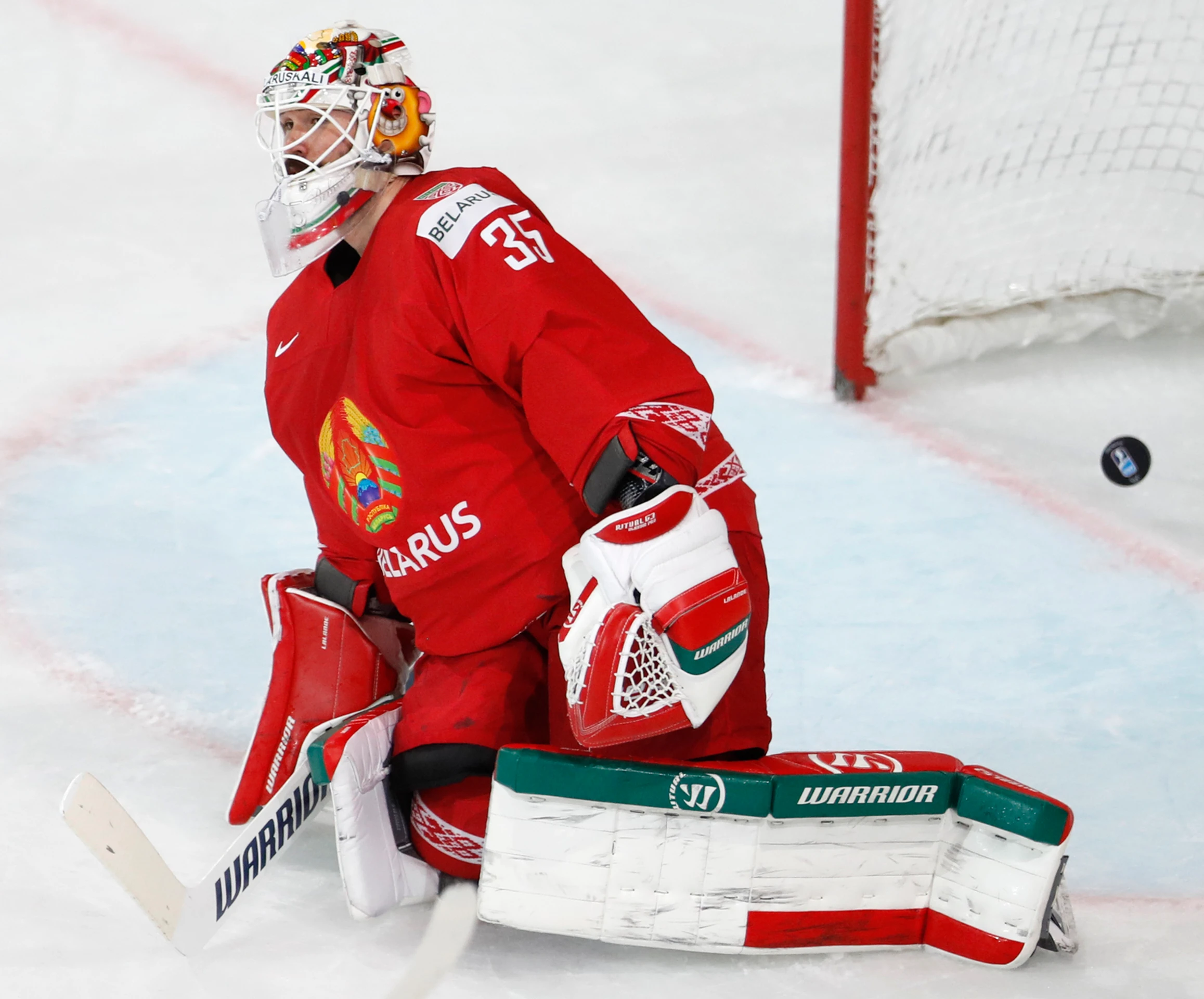 Prekonaný bieloruský brankár Kevin Lalande po strele Radka Gudasa.
