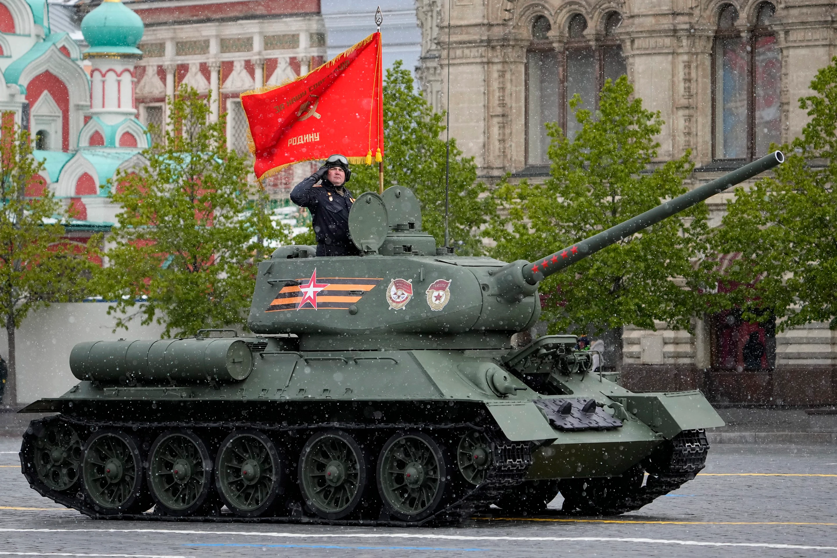 Historický sovietsky tank T-34 na vojenskej prehliadke v Moskve