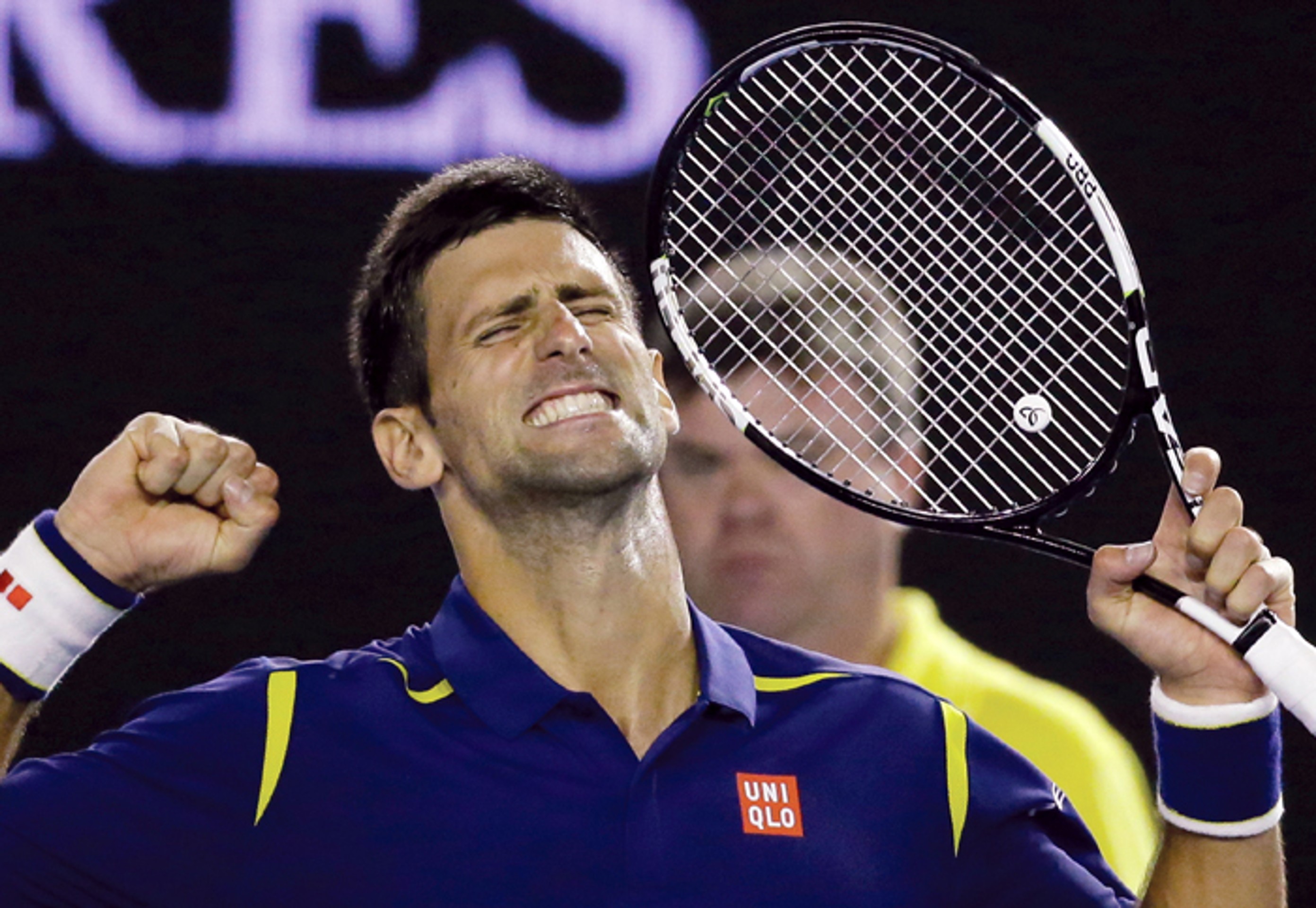 Radosť Novaka Djokoviča po semifinálovej výhre nad Rogerom Federerom na Australian Open.