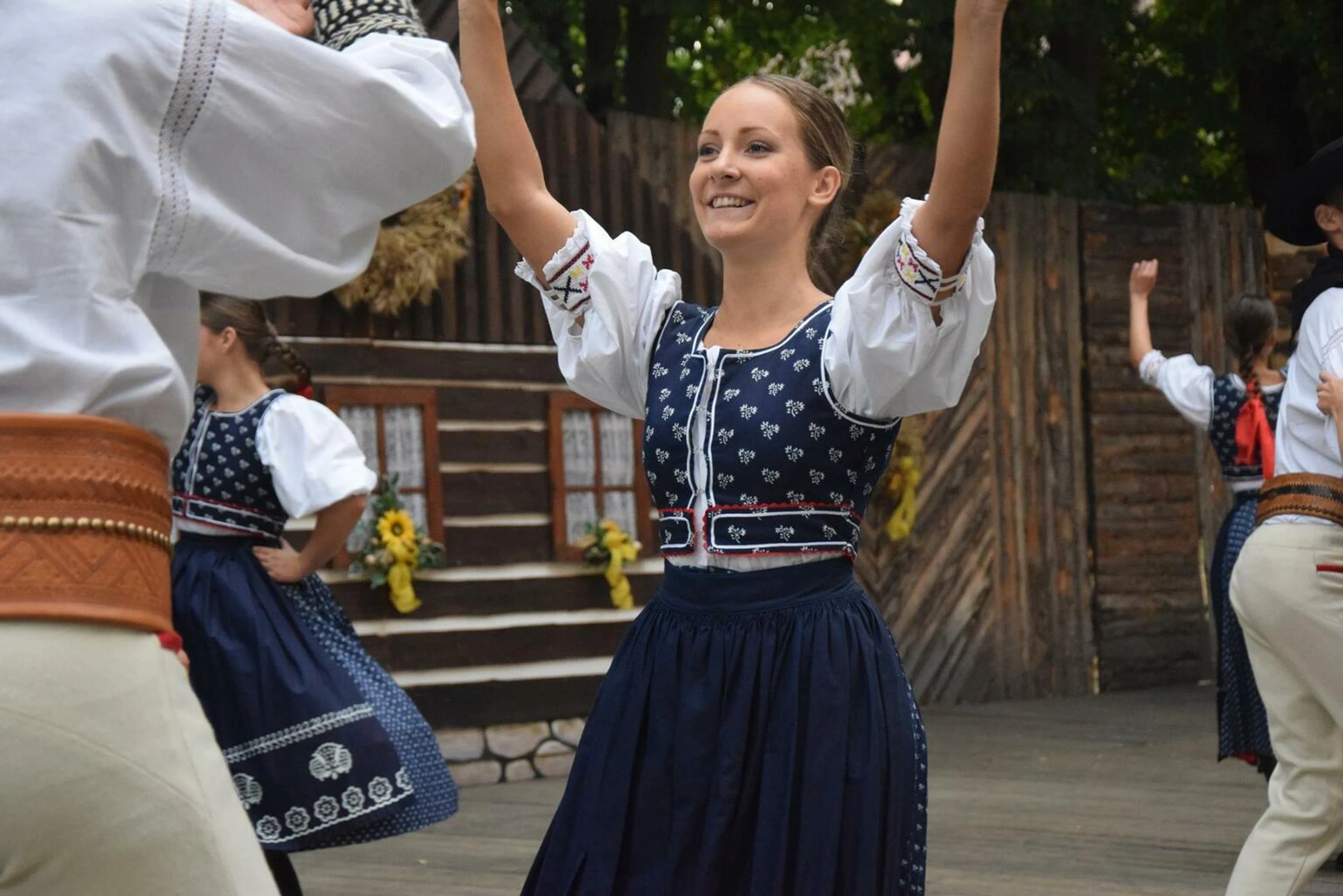 dievčenské balocké kroje.jpg
