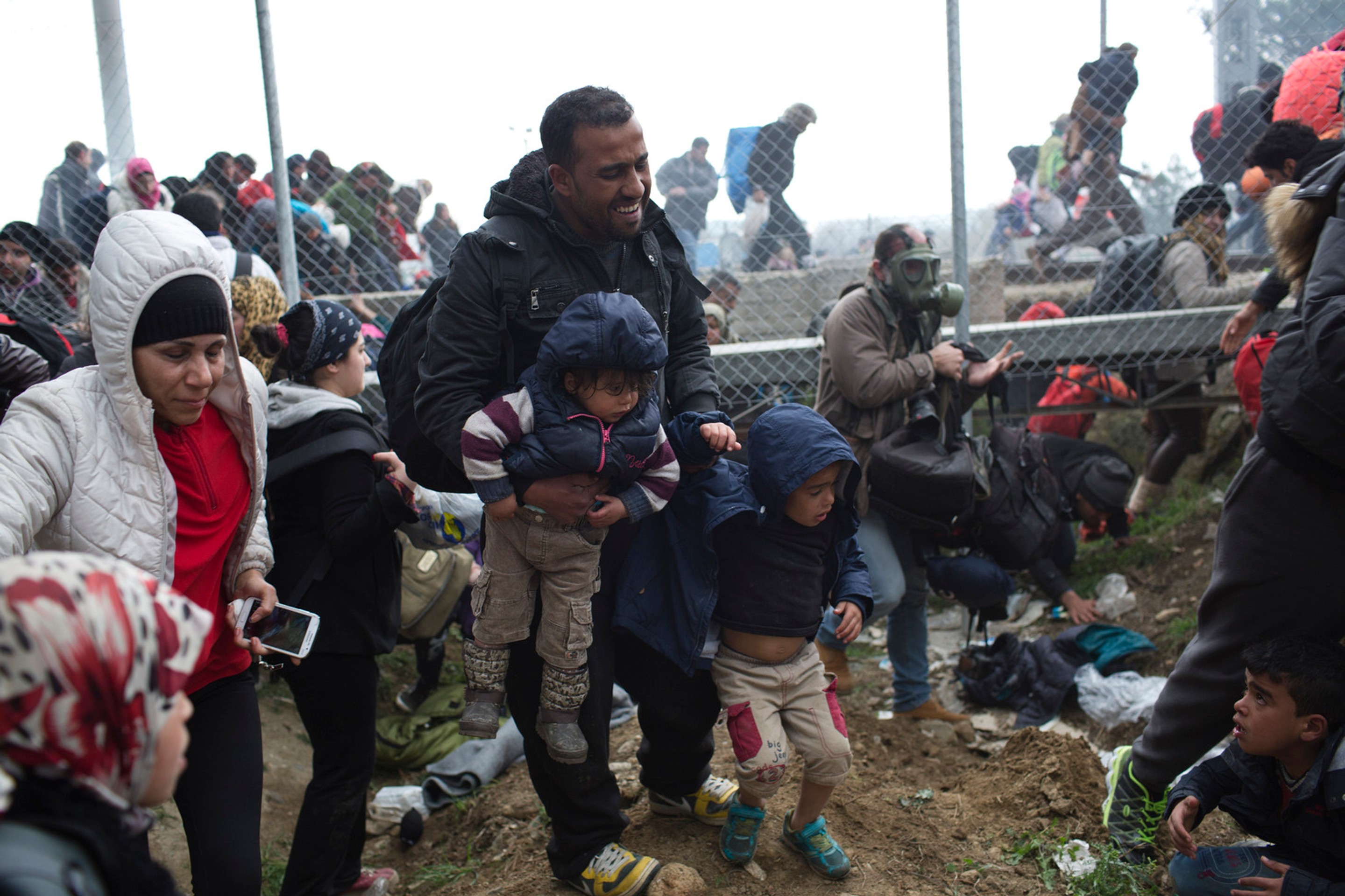 Stovky migrantov sa vrhli na hraničný plot pri meste Gevgelija.