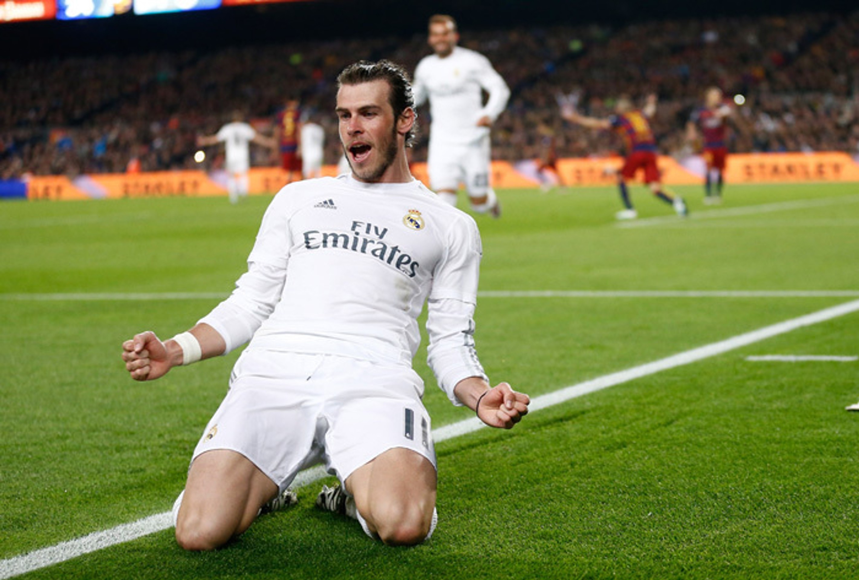 Hráč Realu Madrid Gareth Bale oslavuje druhý gól do siete FC Barcelona počas El Clásico.