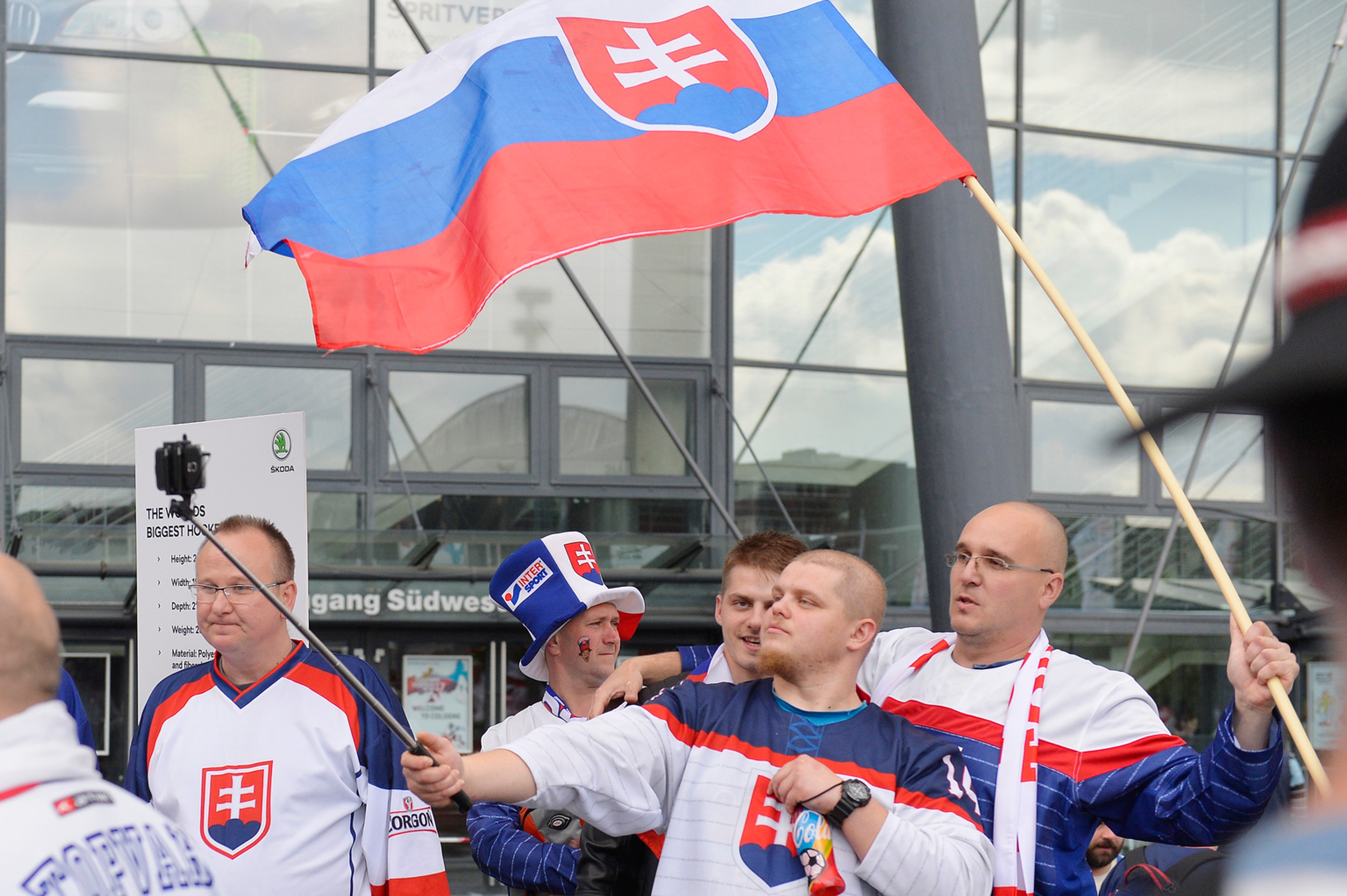 Na snímke slovenskí fanúšikovia pred začiatkom zápasu Slovensko - USA..jpg