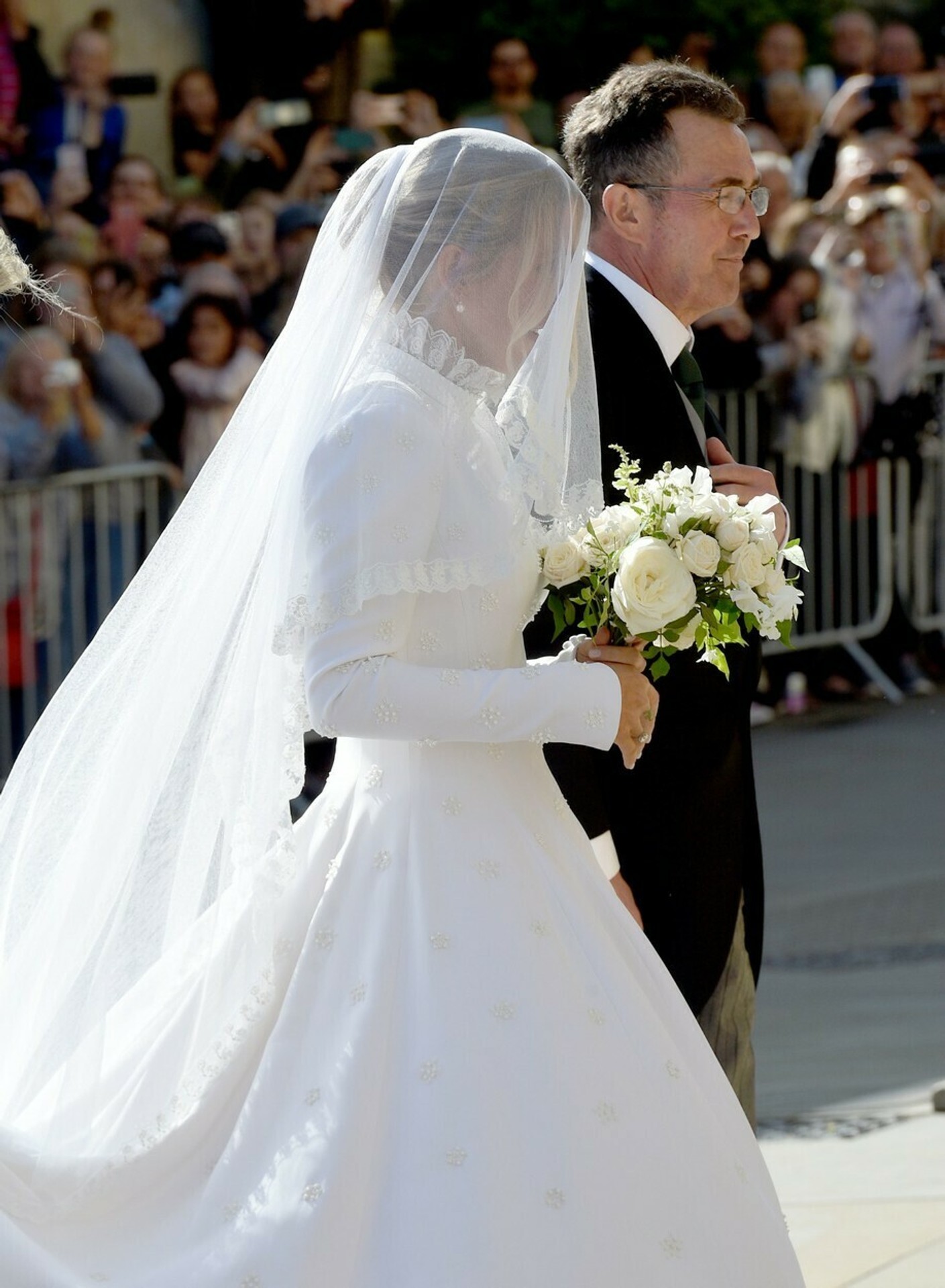 Keďže fúkal vietor, družičky mali čo robiť, aby udržali neveste šaty