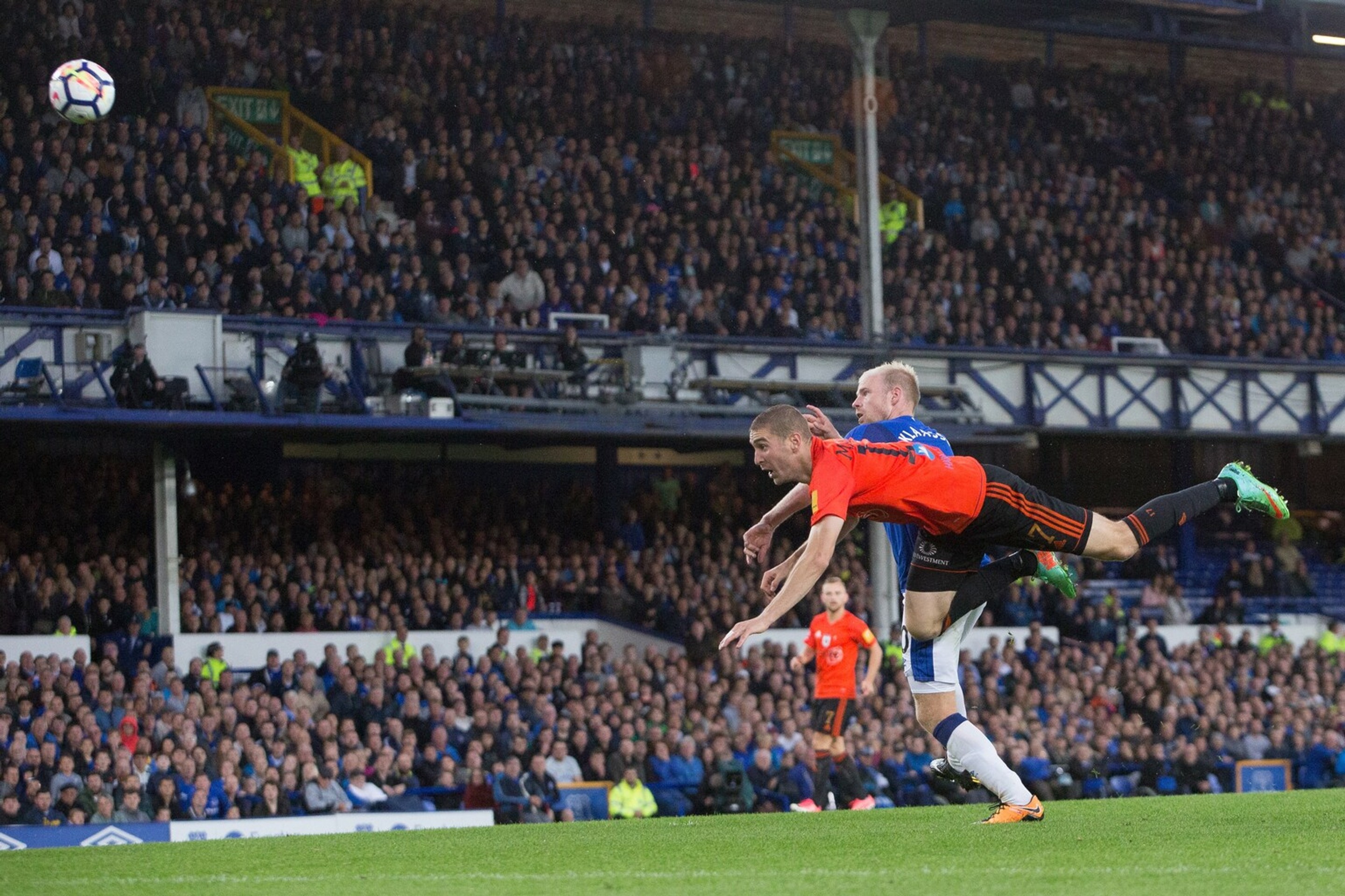 Peter Maslo v popredí) z Ružomberka hlavičkuje pred Davym Klassenom z Evertonu v dueli predkola EL.