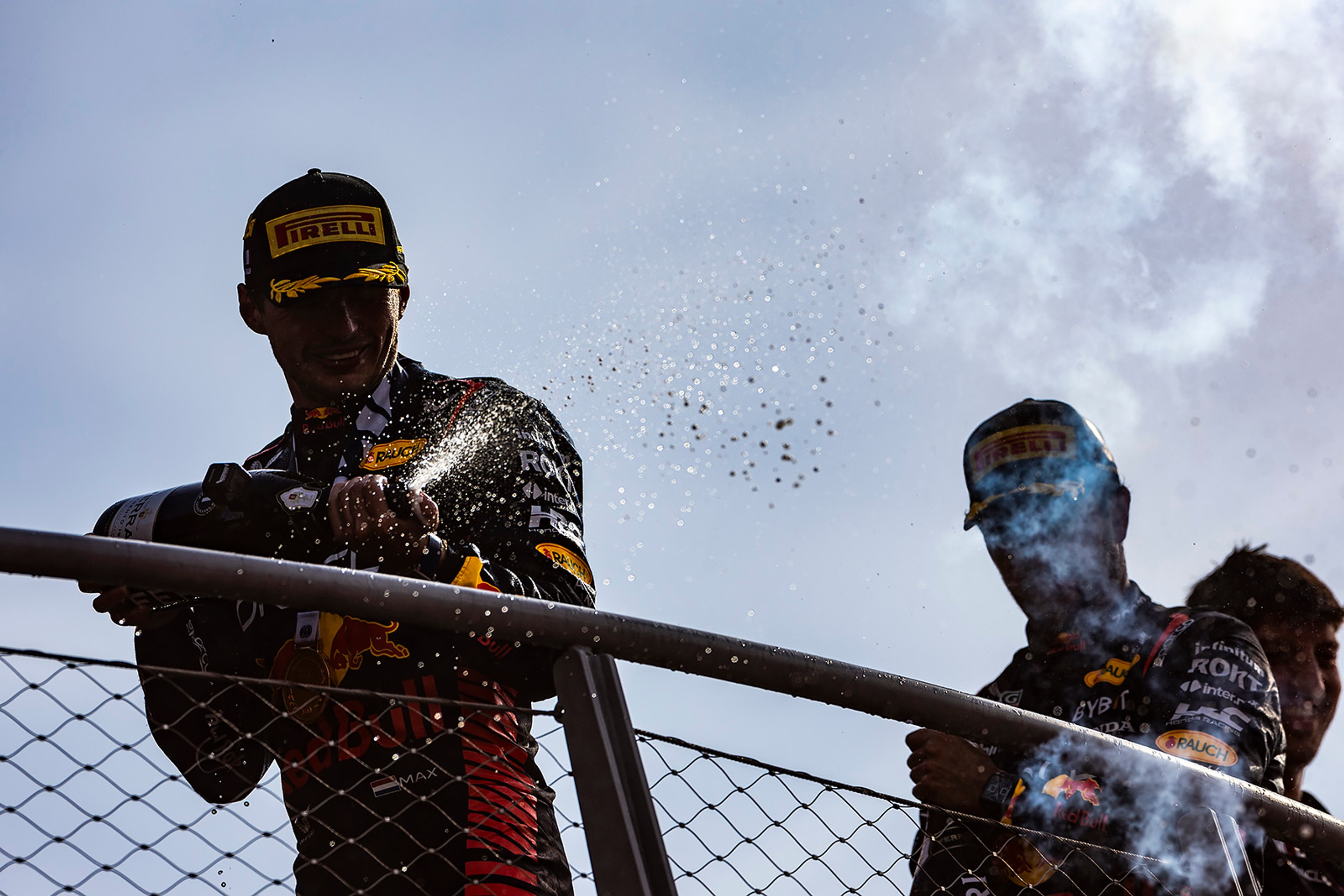 Max Verstappen pokračuje v dominancii.