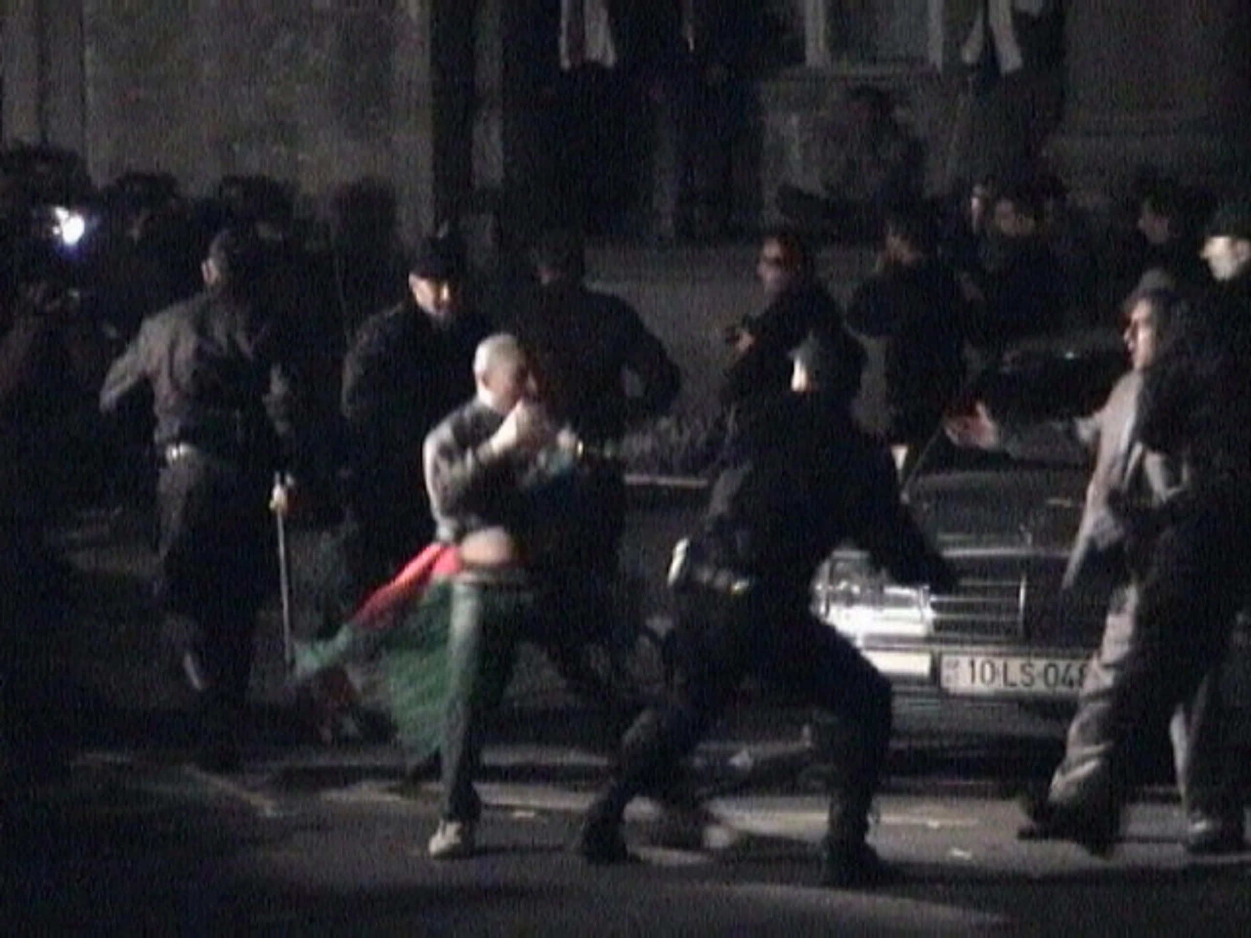 Zásah polície počas protestu po prezidentských voľbách v Baku pred sídlom opozičnej strany Musavat.