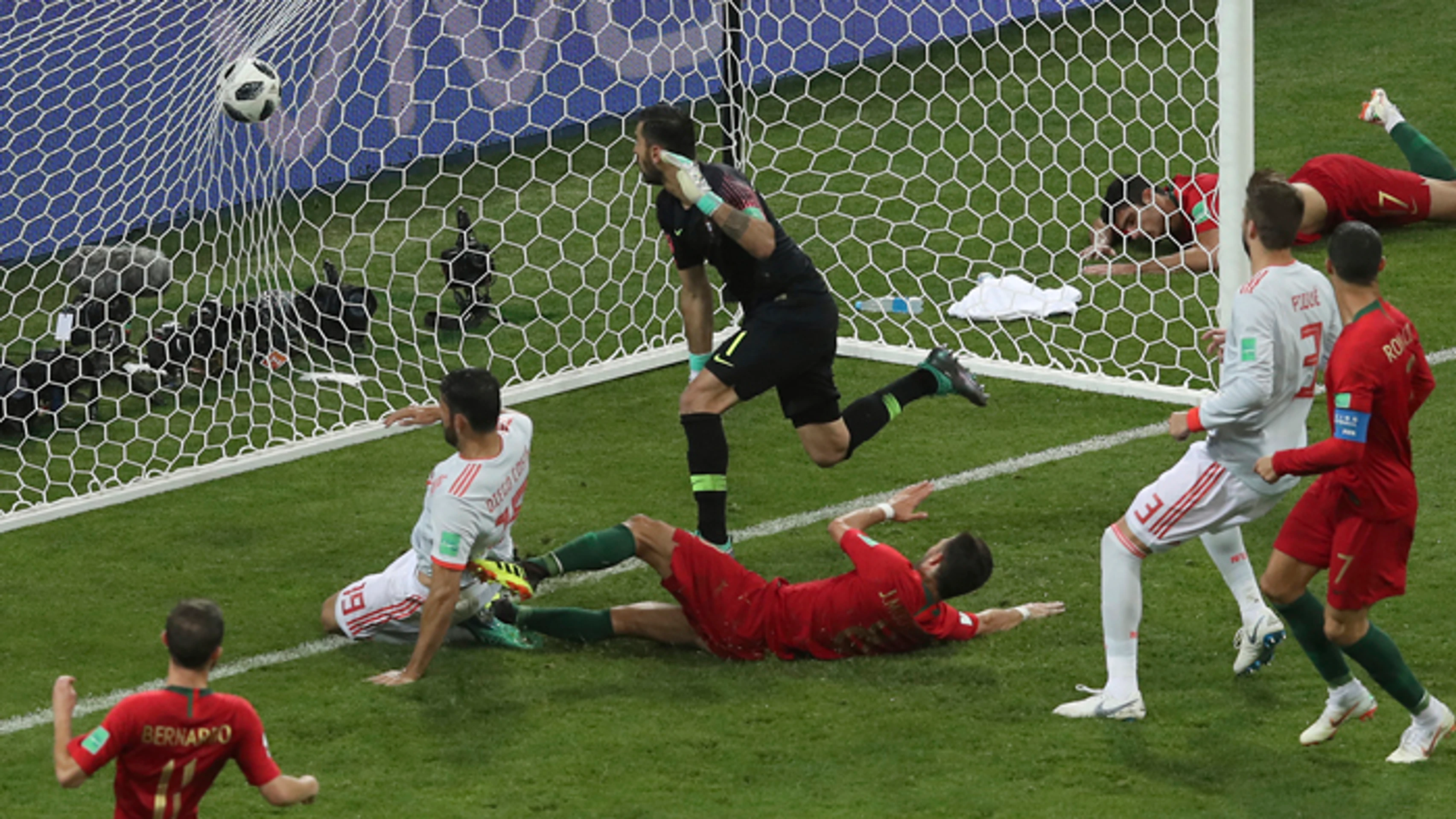 Španielsky hráč Diego Costa (druhý zľava) strieľa druhý gól v zápase proti Portugalsku.
