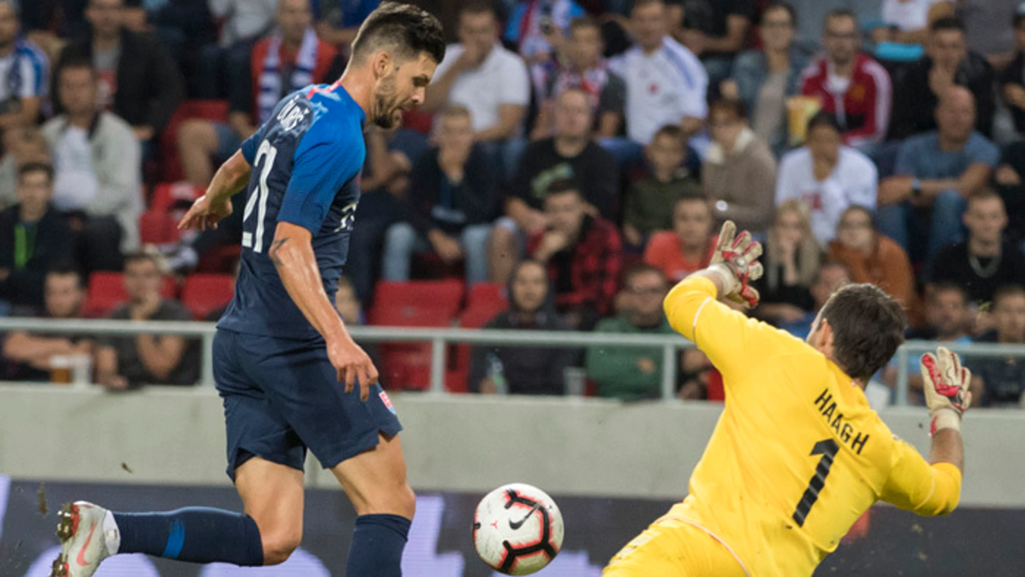 Michal Ďuriš (Slovensko) a vpravo brankár Christoffer Haagh (Dánsko).