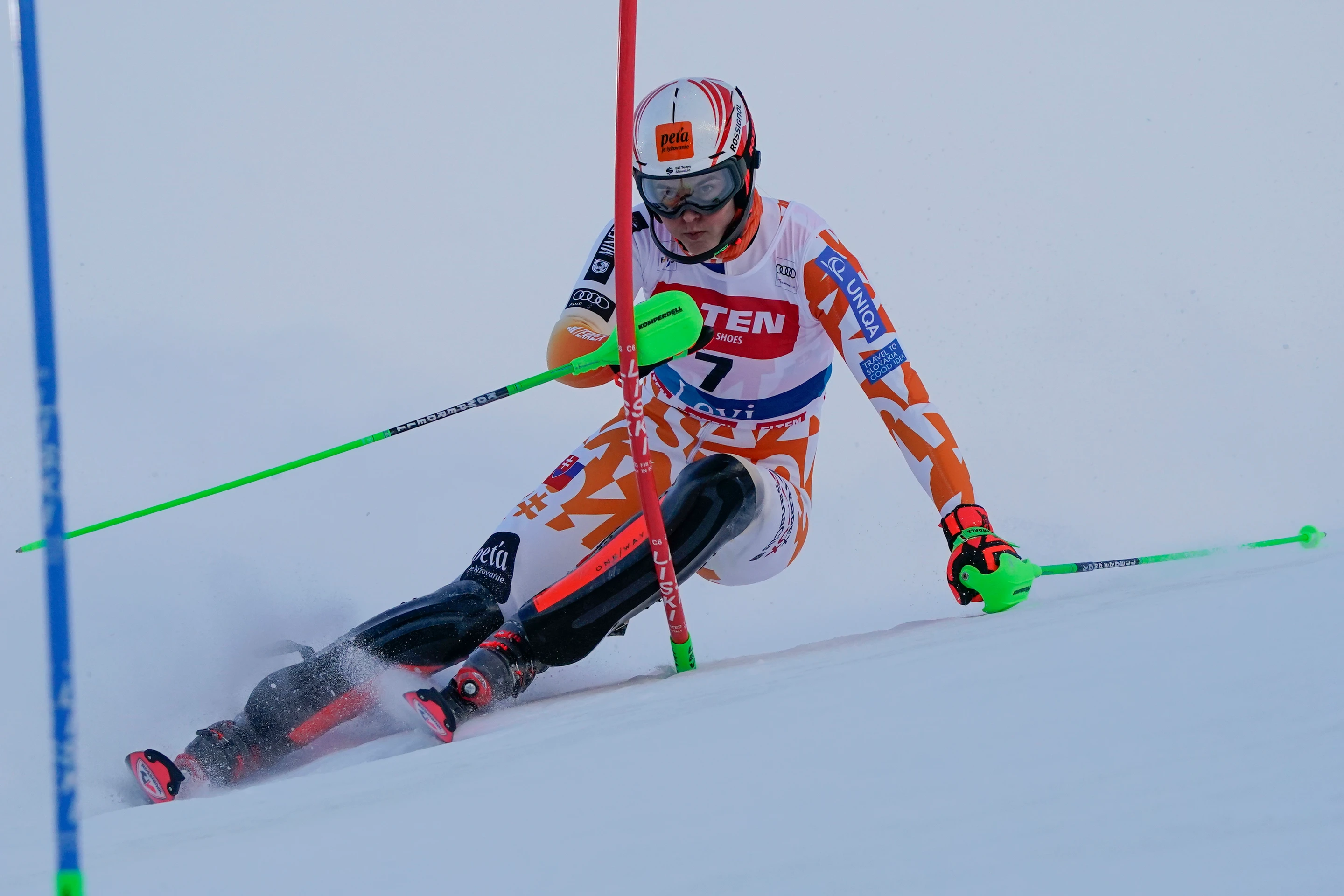 Petra Vlhová na trati prvého kola slalomu žien Svetového pohára v alpskom lyžovaní žien vo fínskom Levi