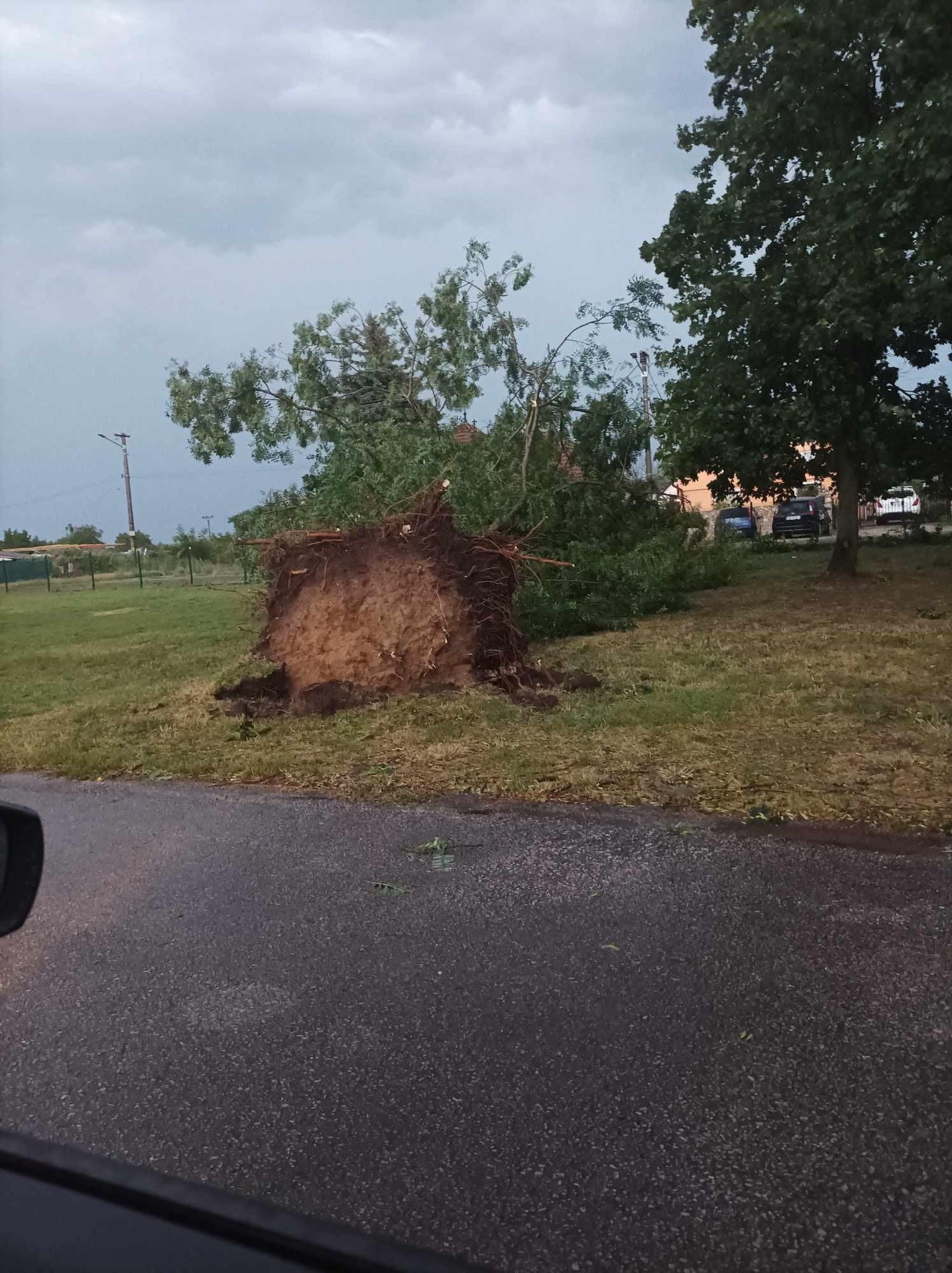 Búrka sa prehnala termálnym kúpaliskom v Poľnom Kesove.