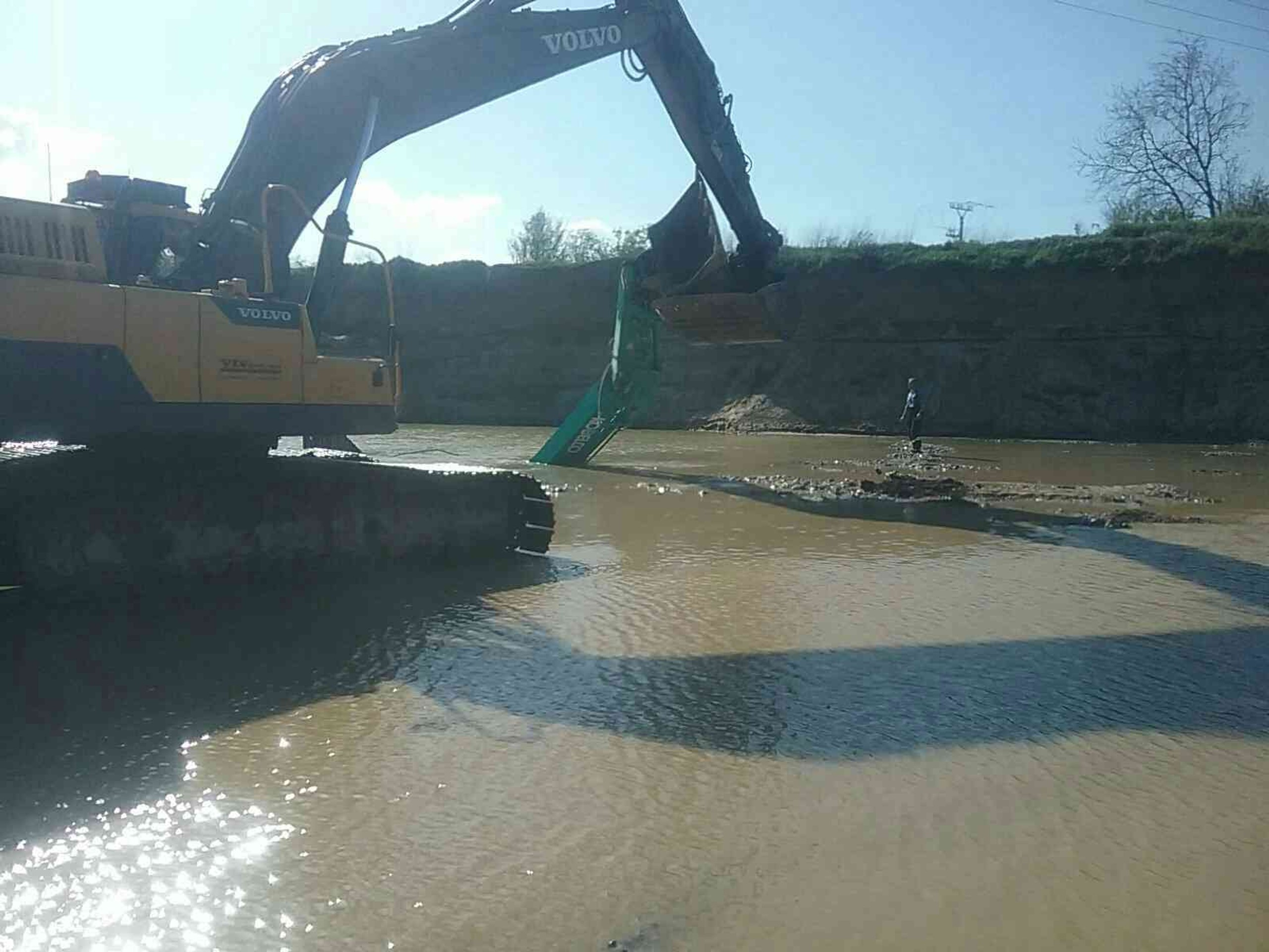 Na štrkovisku sa prevrátil bager.