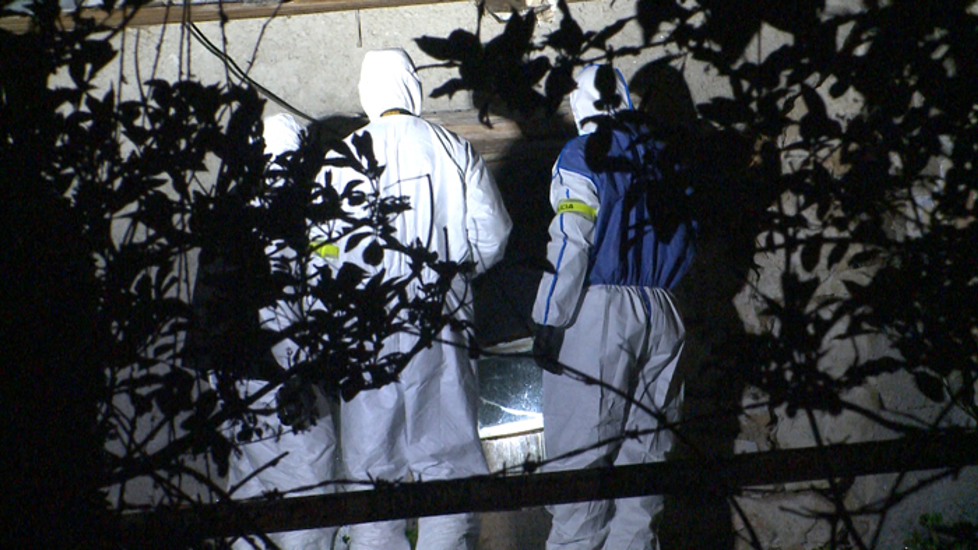 Technici zaisťujú stopy na mieste nálezu ženského tela v Abranovciach.