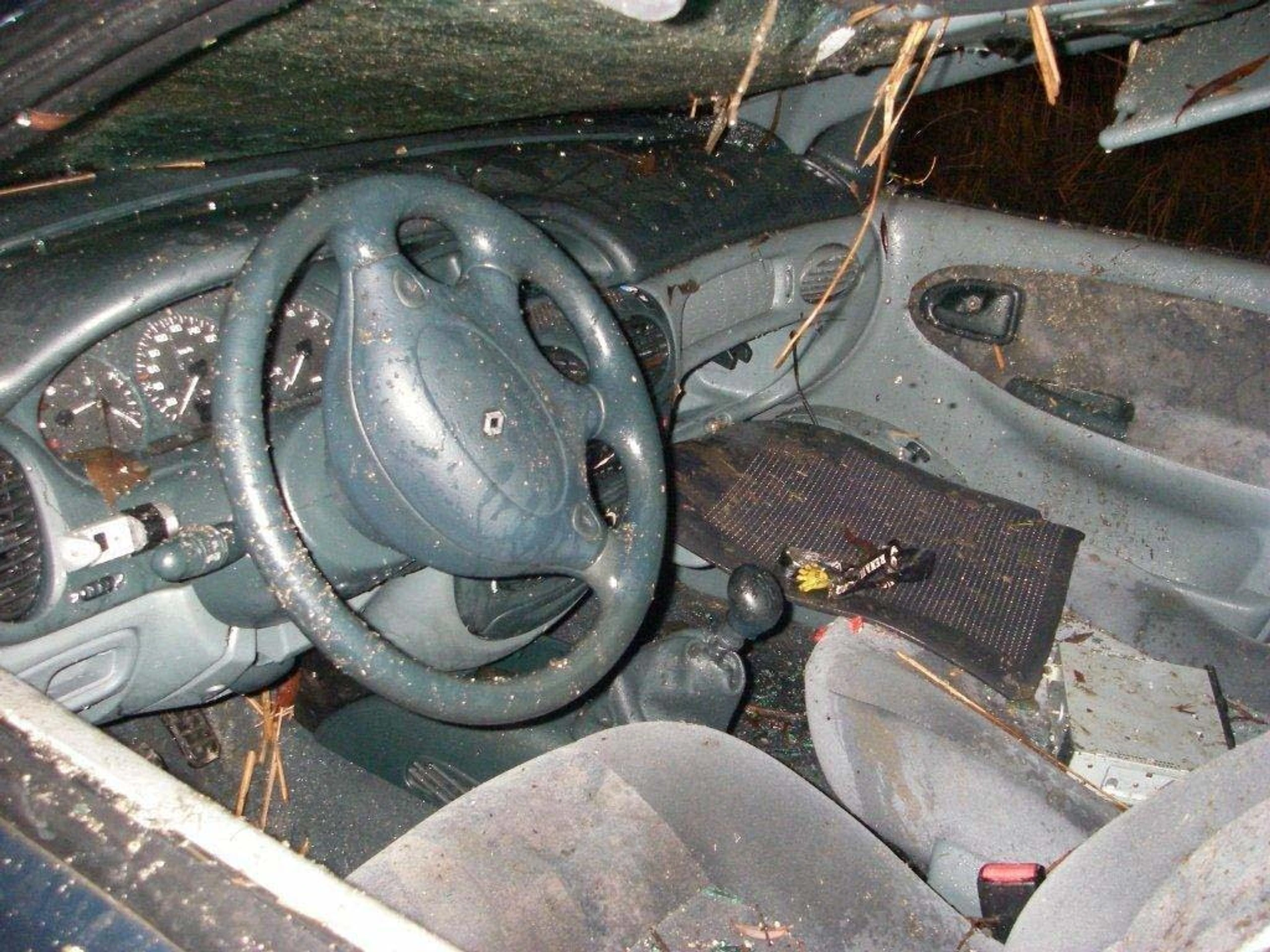 Auto v rybníku.