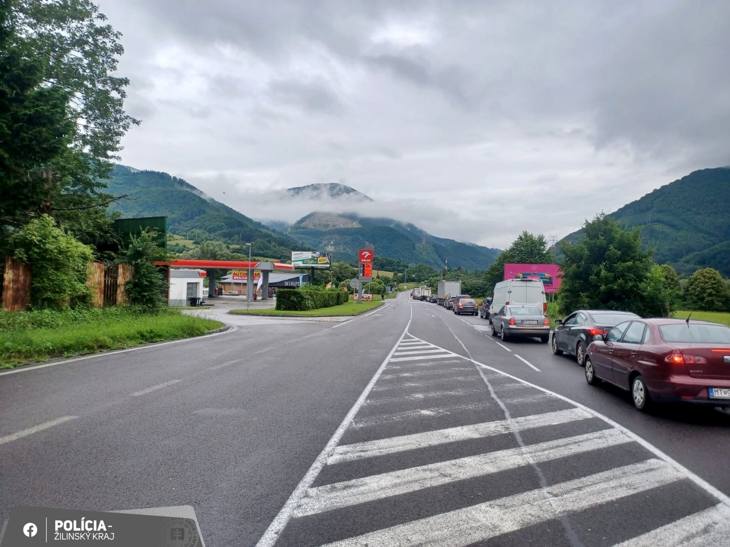 Nehoda kamiónu a dvoch áut na ceste medzi Vrútkami a Žilinou.