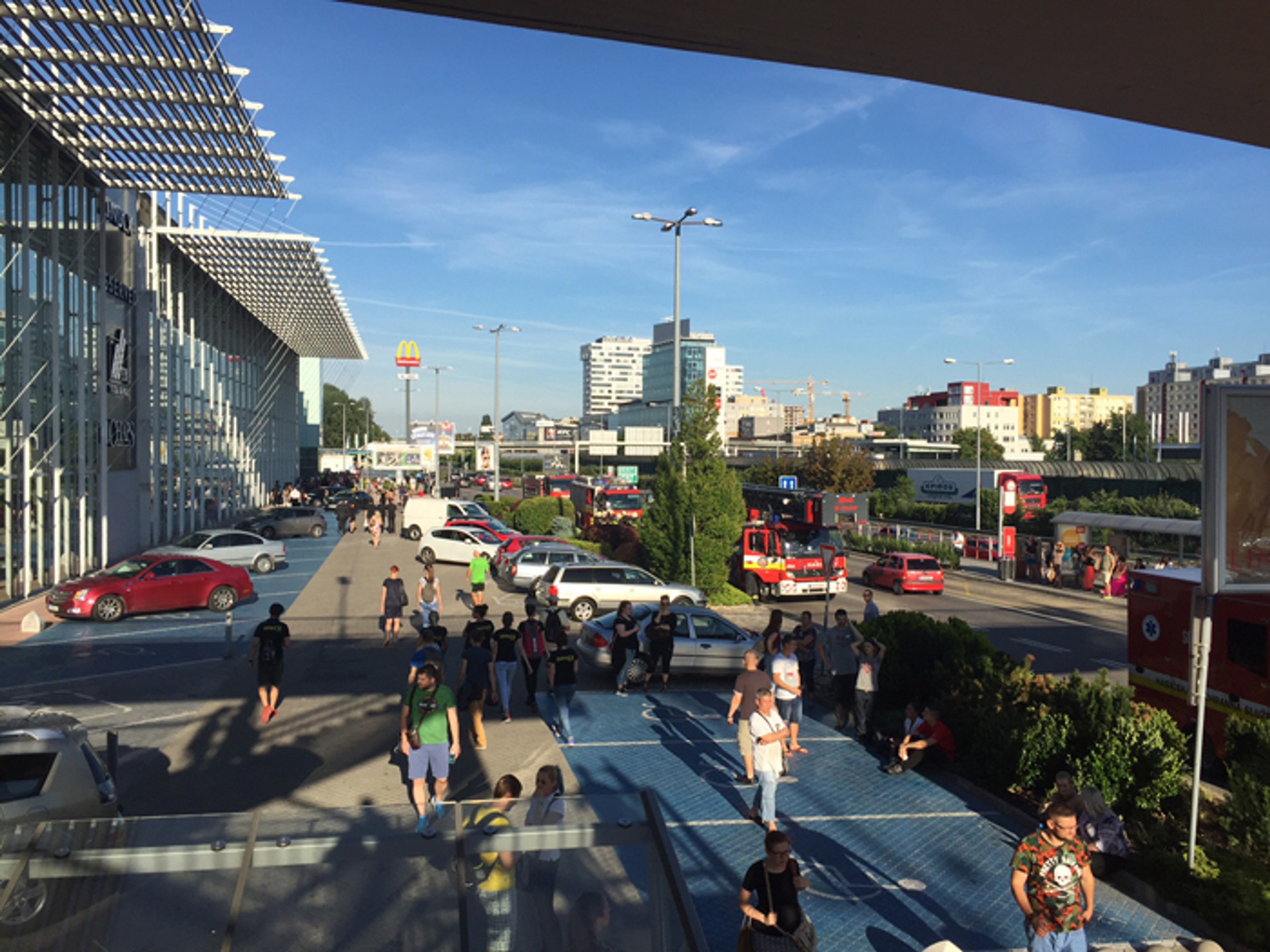 Evakuácia horiaceho Auparku.