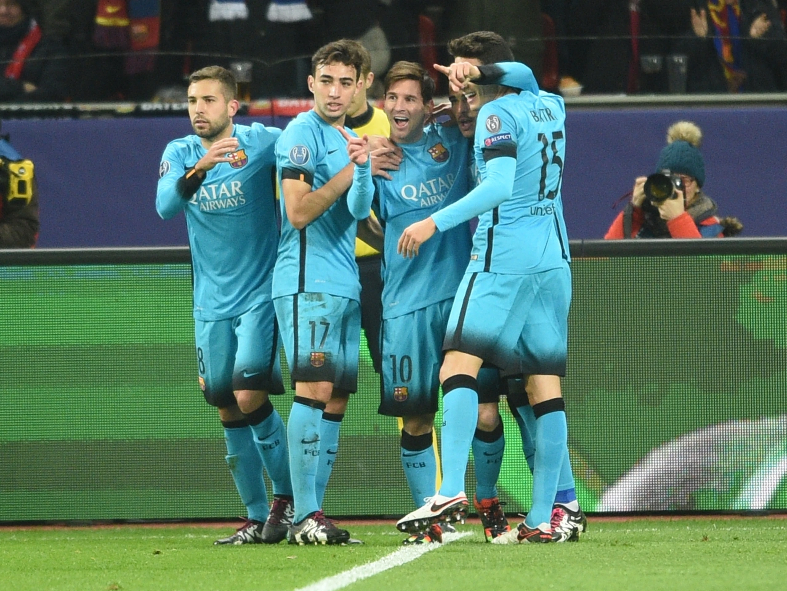 Na snímke hráči Barcelony oslavujú s Lionelom Messim gól 