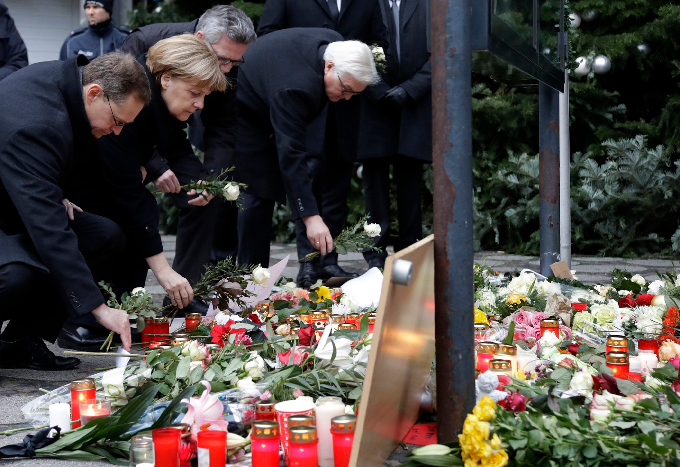 Starosta Berlína Michael Mueller, kancelárka Angela Merkelová a ministri Thomas de Maiziere a Frank-Walter Steinmeier si uctili