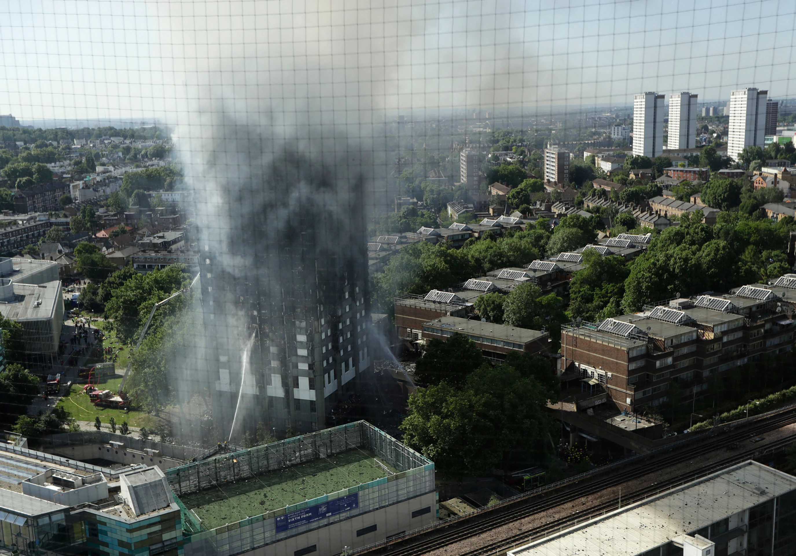 Tlejúca zvyšky Grenfell Tower.