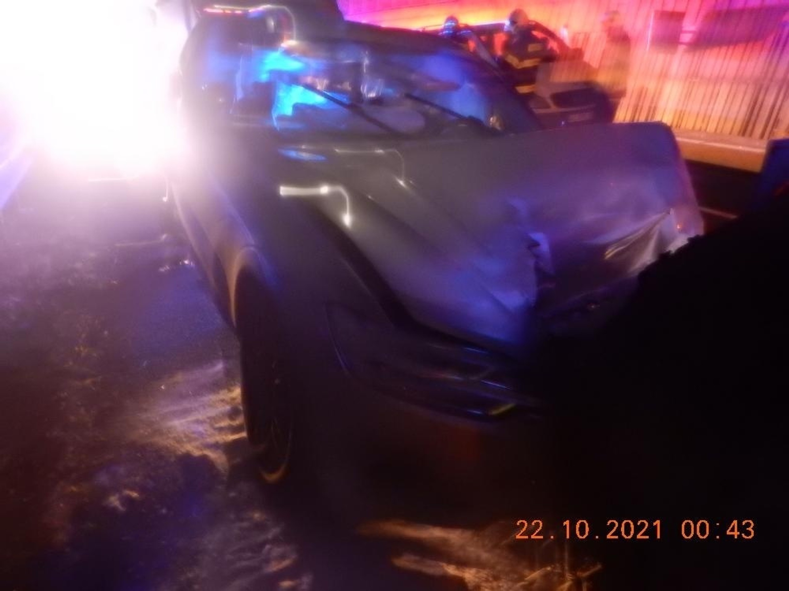 Zničené auto na R1 sa po kolízii so zverou. 