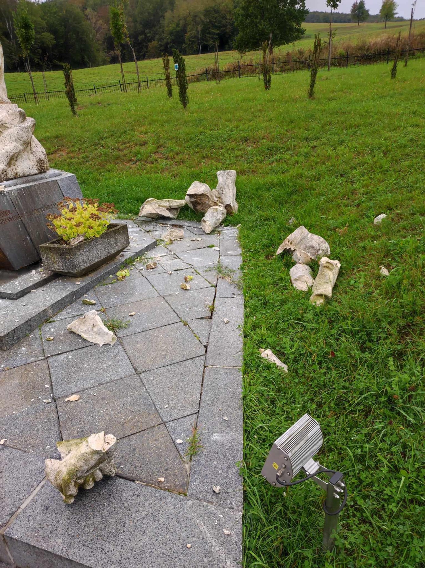 Zničený pamätník s názvom Návrat po zemetrasení