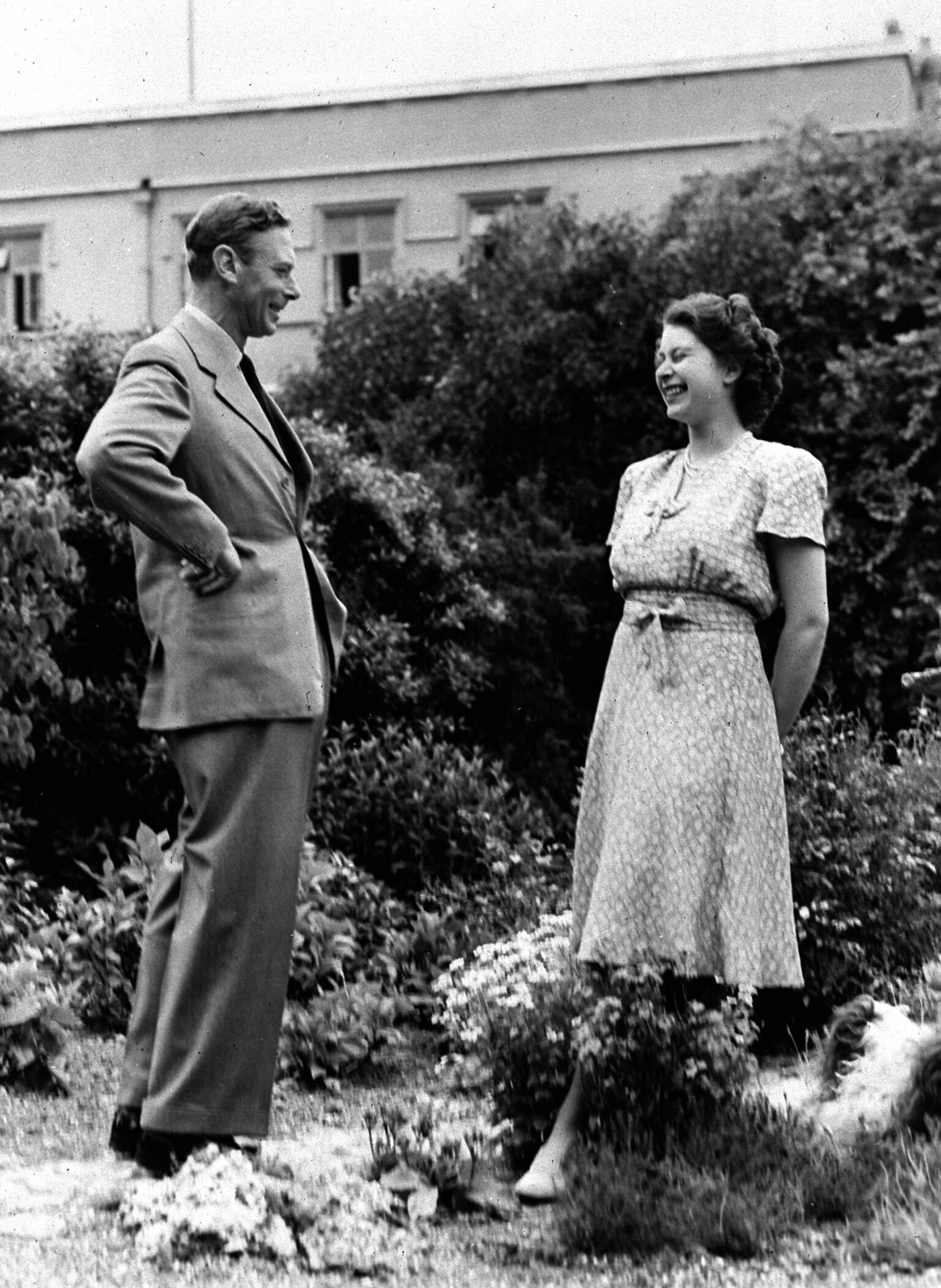 Na snímke z 20. augusta 1946 britská princezná Alžbeta a jej otec, britský kráľ Juraj VI. vo Windsore. 