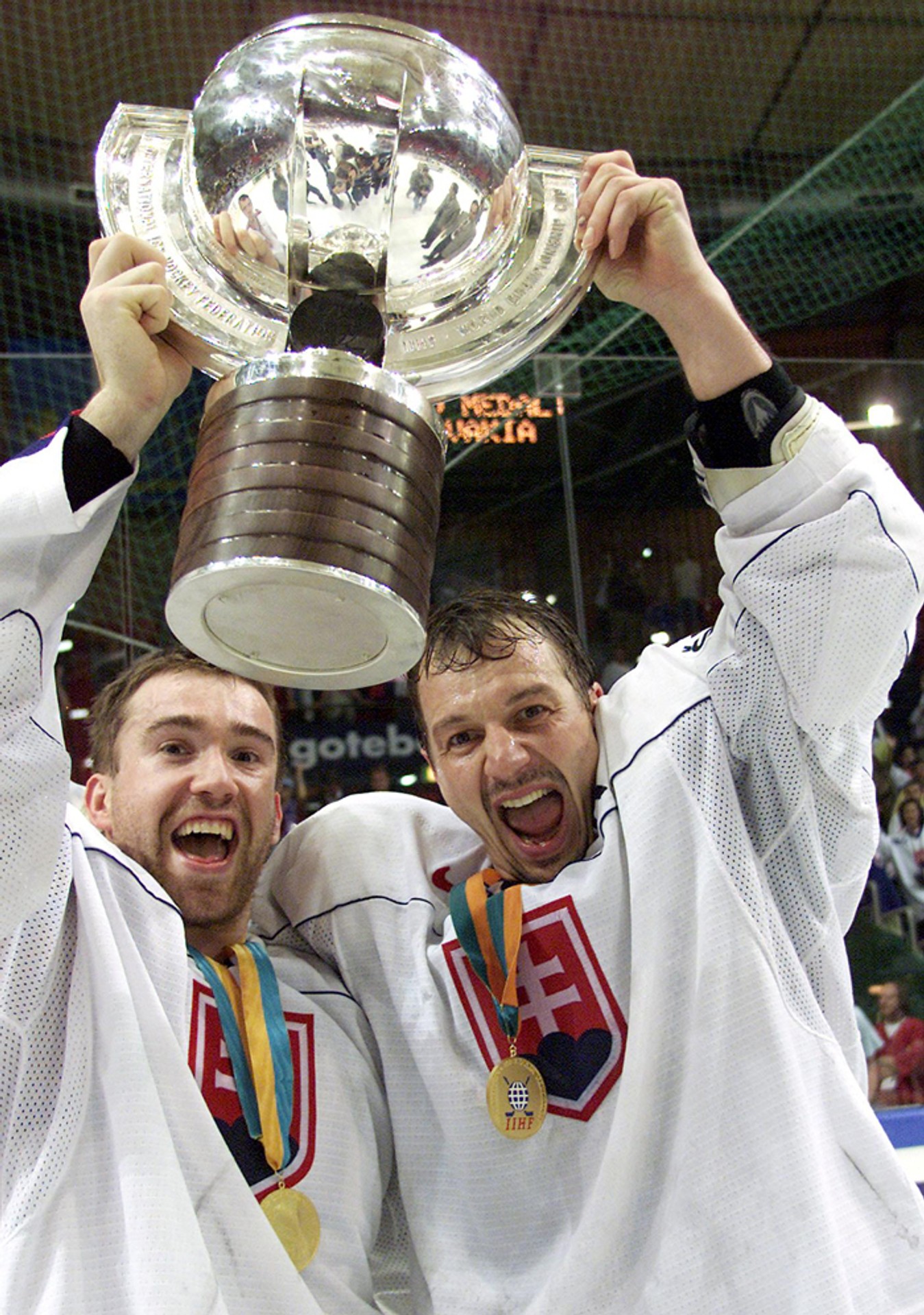 Žigmund Pálffy a Peter Bondra držia pohár pre majstrov sveta - 11. mája 2002.