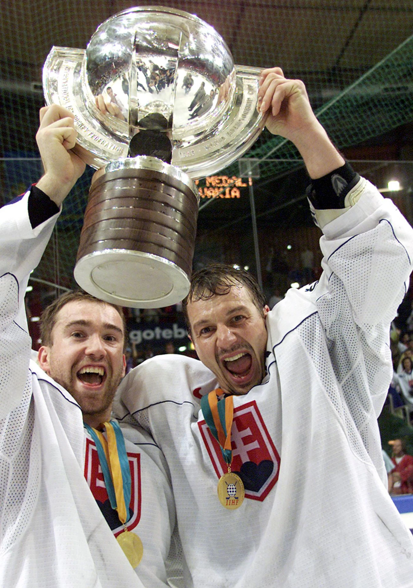 Žigmund Pálffy a Peter Bondra držia pohár pre majstrov sveta - 11. mája 2002.