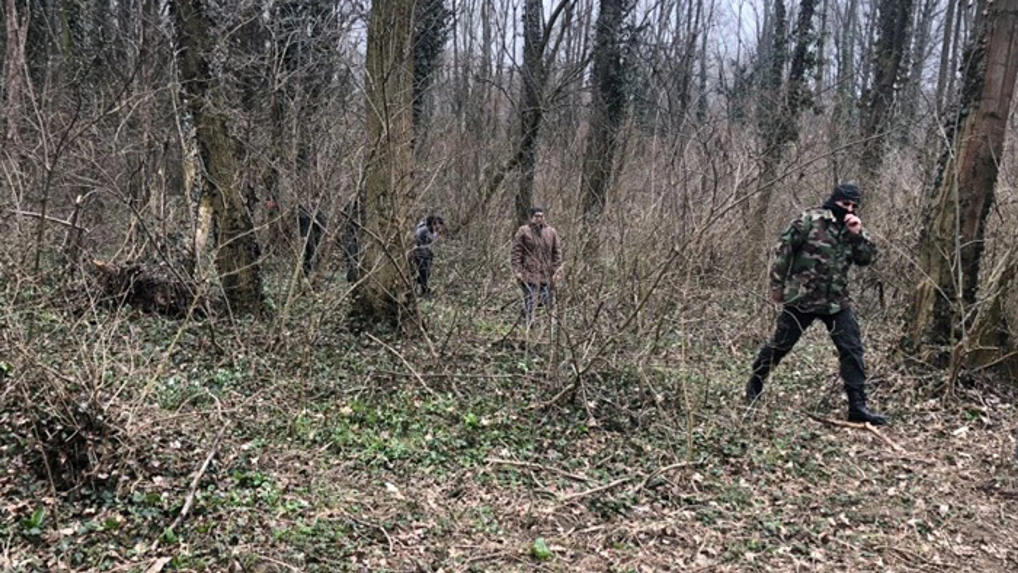 Policajti prehľadávajú Mačiansky háj.