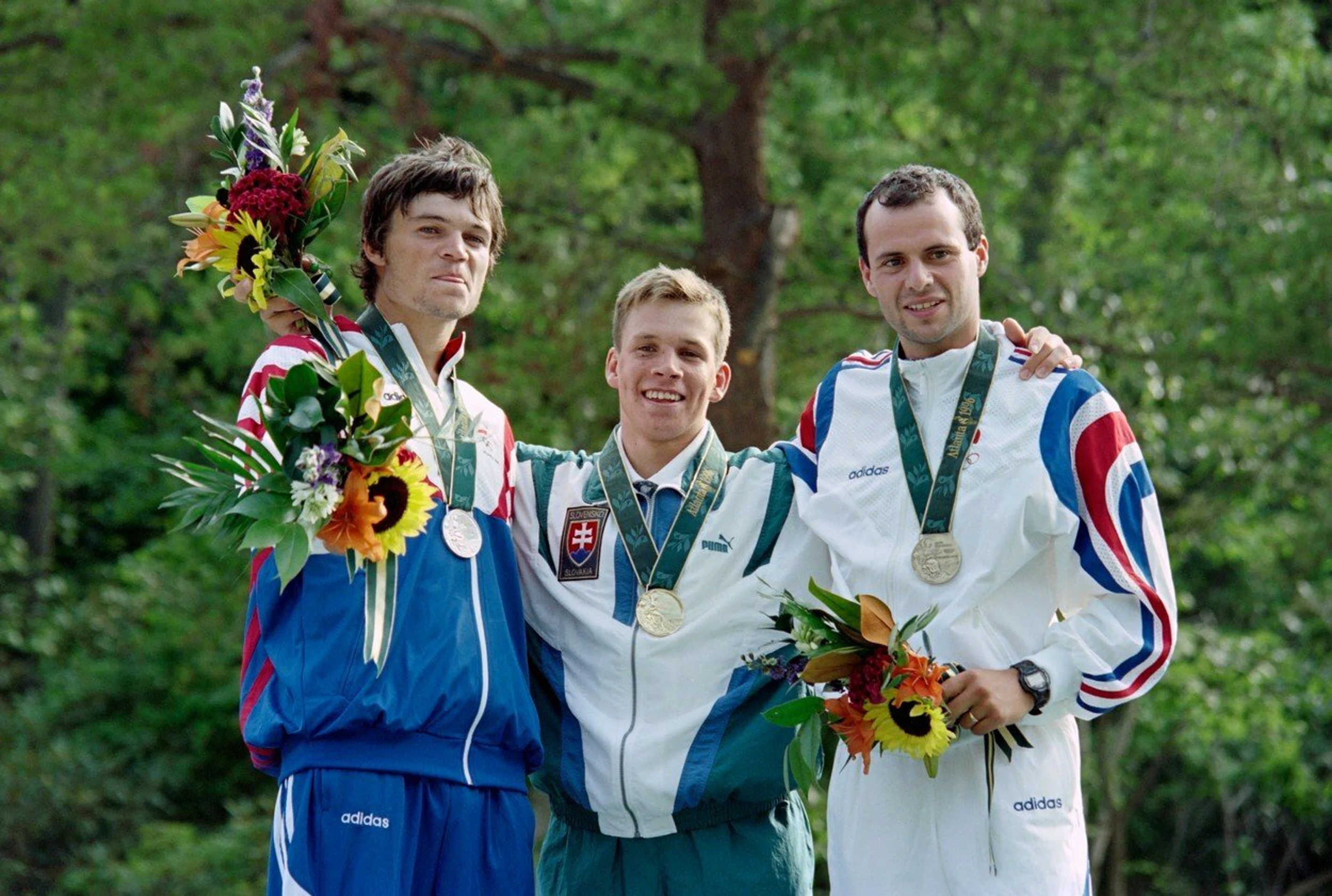 Anastasia Kuzminová ukazuje na stupni víťazov zlatú medailu po triumfe v šprinte na 7,5 km trati v biatlone žien na ZOH 2010 vo 